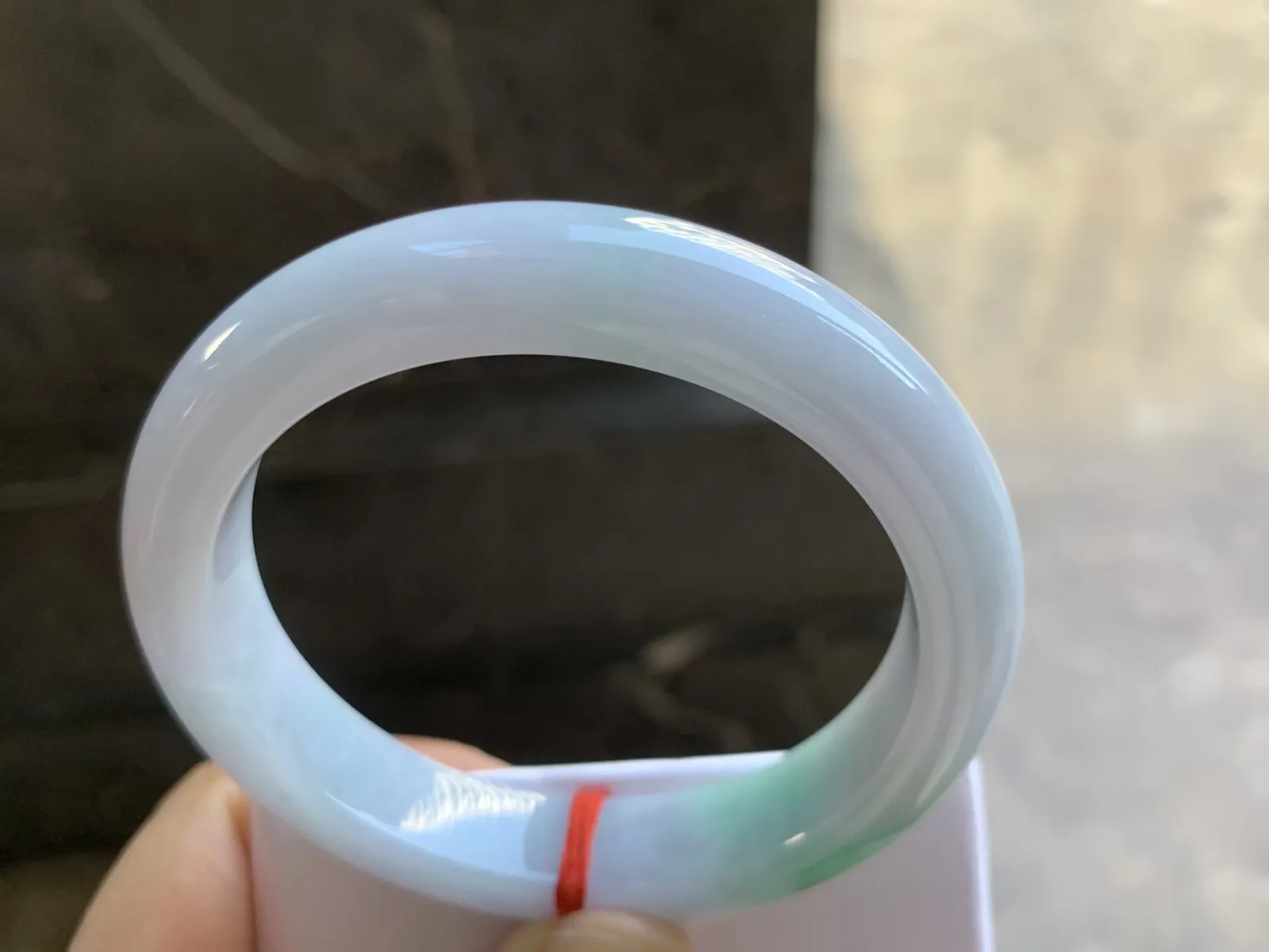 56.5-12-9mm
白底青手镯 底子细腻 颜色漂亮