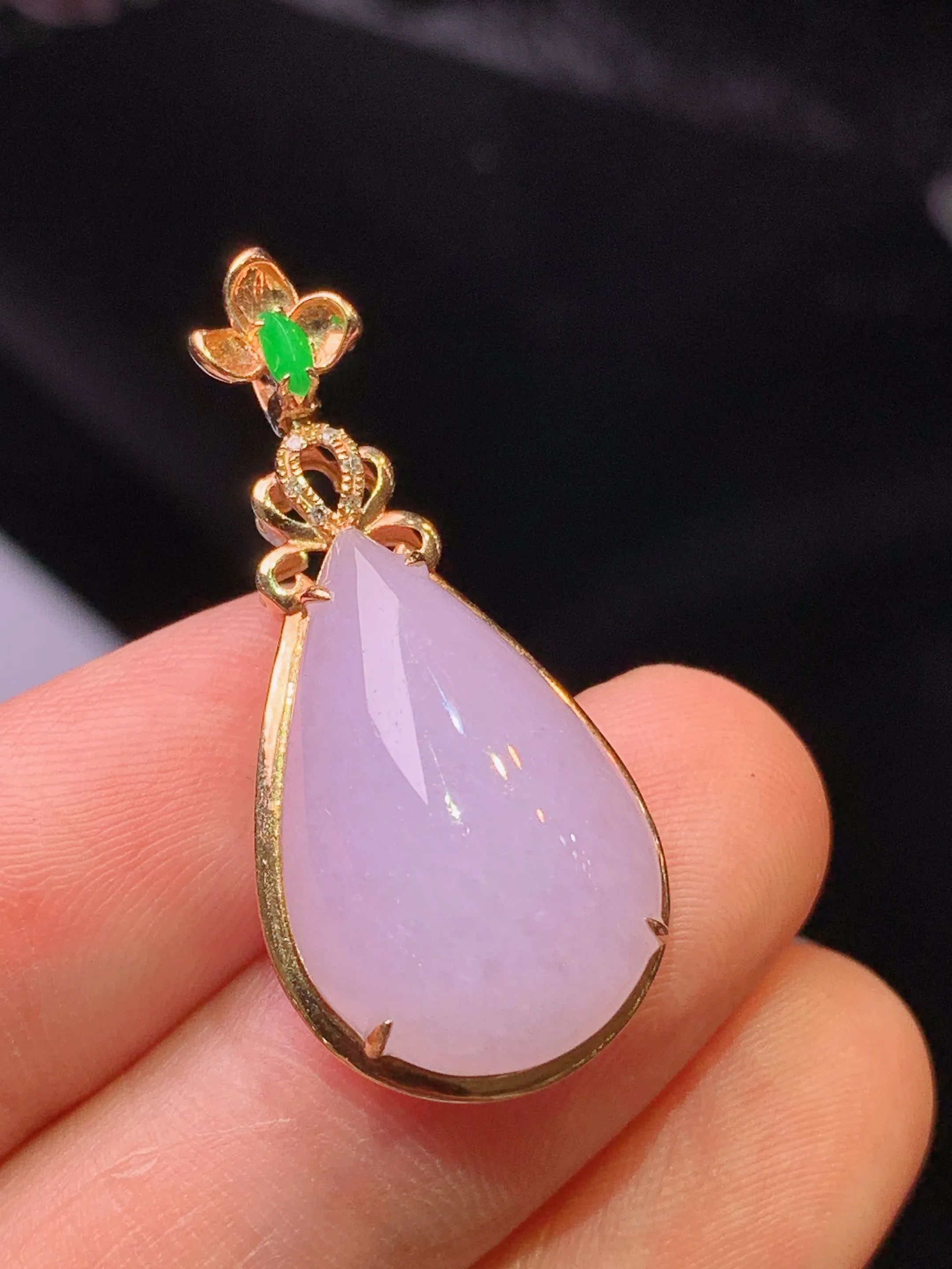 18k金钻镶嵌紫罗兰水滴吊坠 玉质细腻 色泽清新艳丽 整体尺寸32*14.7*8.5