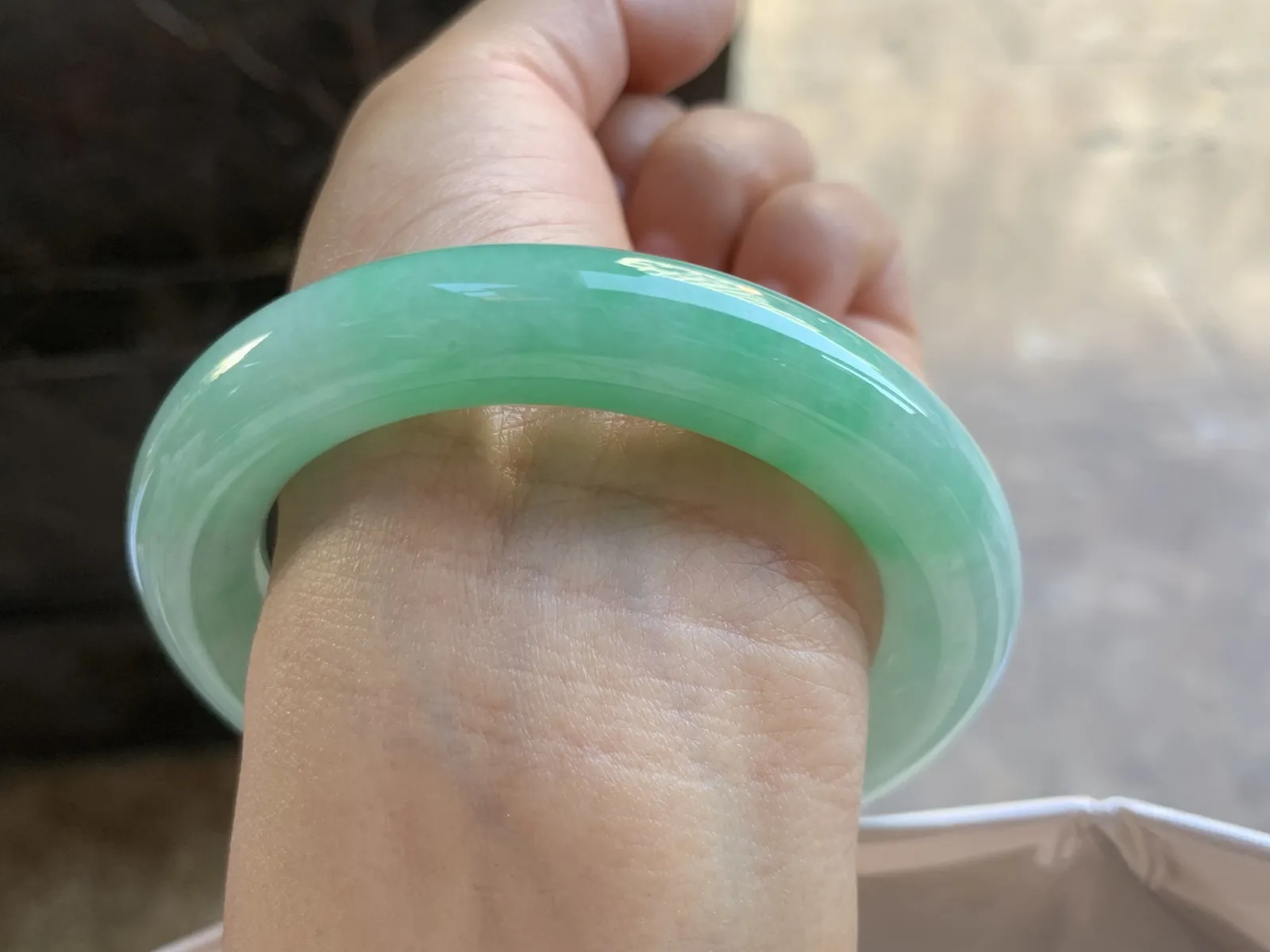 56.5-11.2mm
带色圆条手镯 底子细腻 颜色漂亮