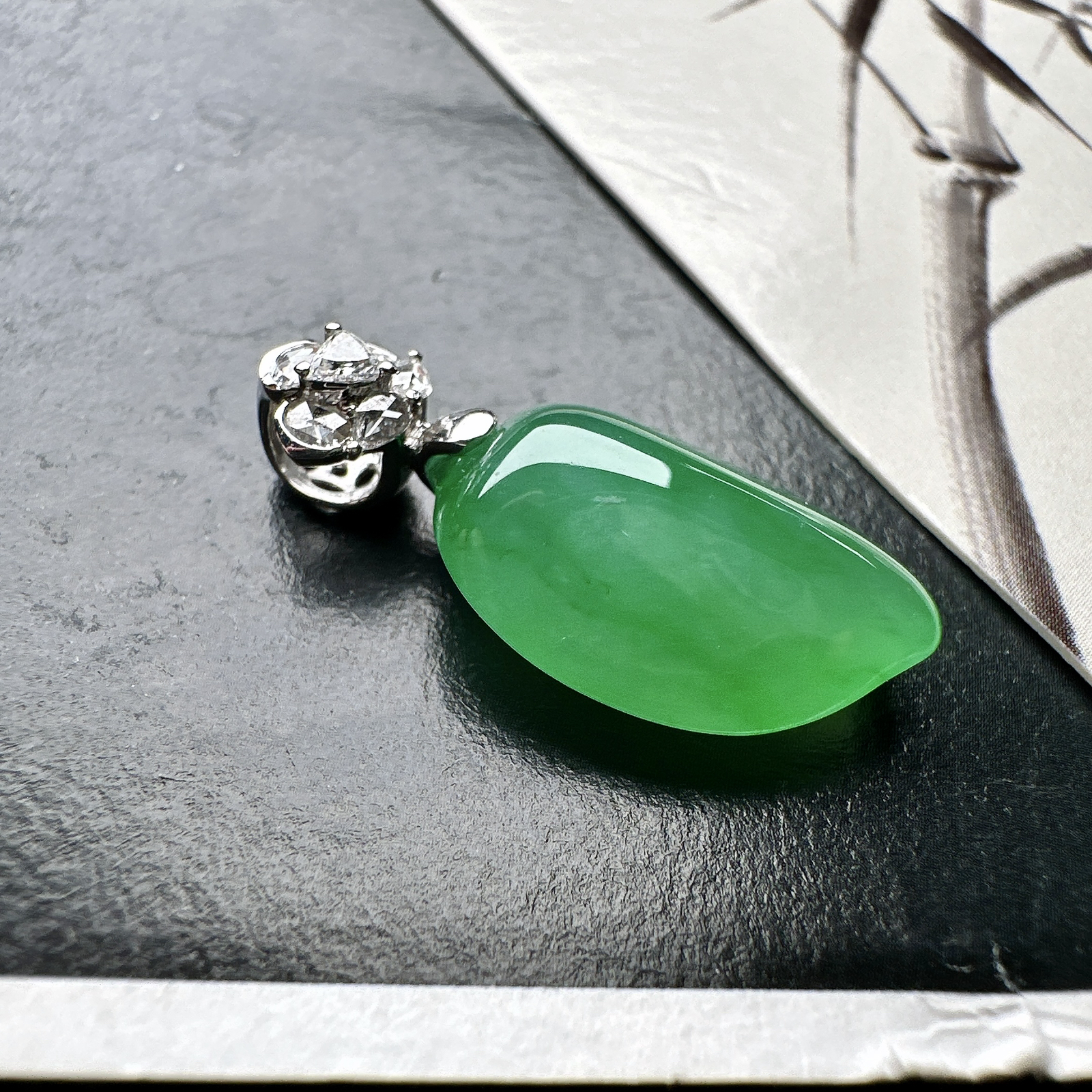 【冰种满绿福瓜吊坠】种水上乘，晶莹剔透，纯净通透，18k金钻精美镶嵌，裸石尺寸18.9*12.7*7.2毫米