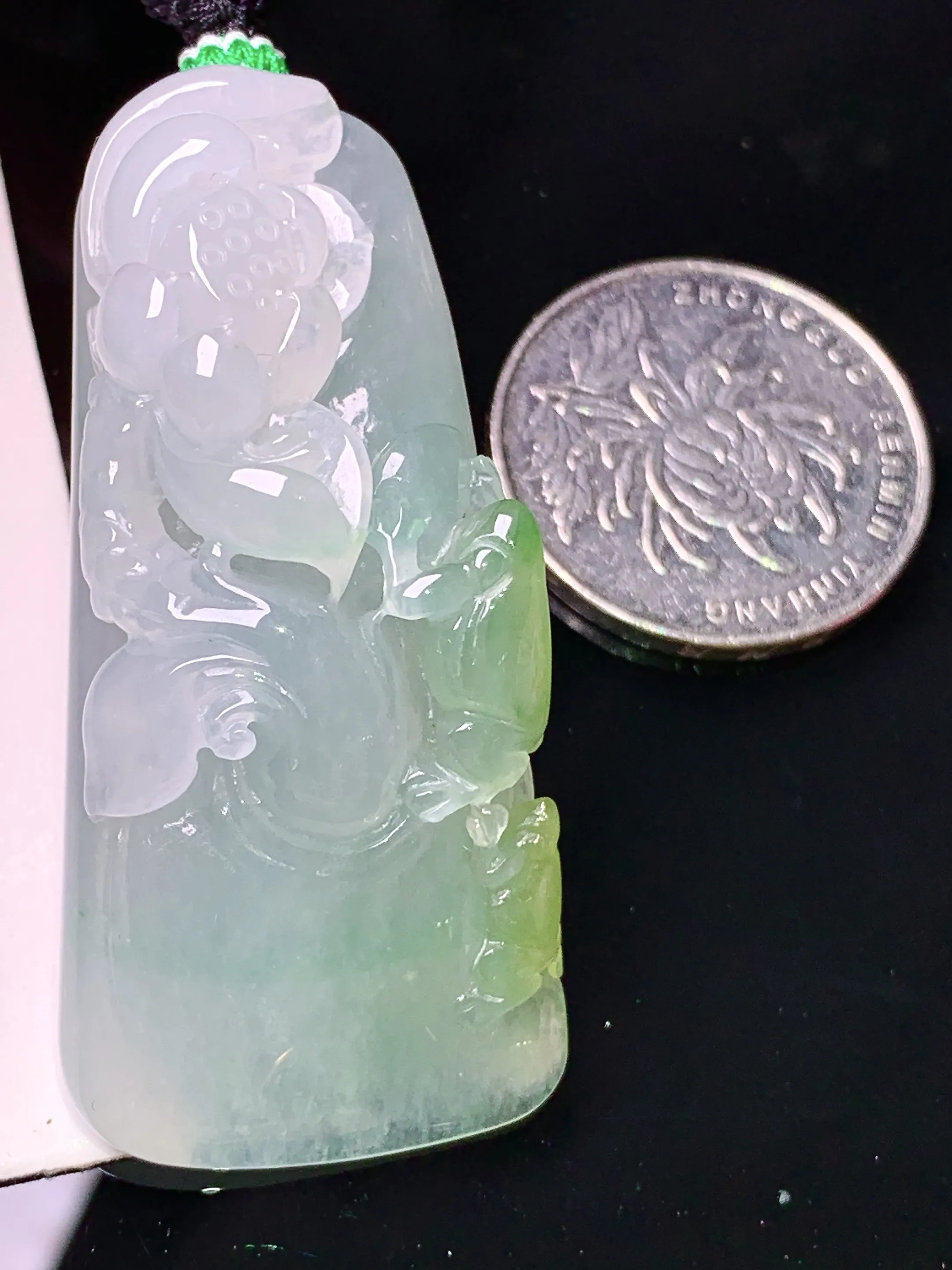 飘黄花开富贵吊坠 玉质细腻 色泽清新艳丽 整体尺寸52.5*24.5*15