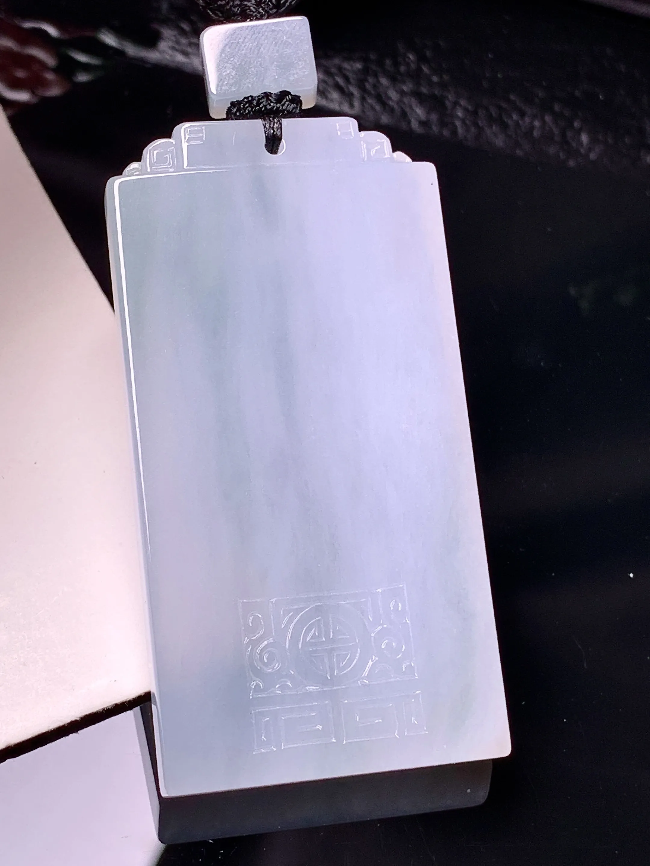 雕花无事牌吊坠 玉质细腻 色泽清新艳丽 整体尺寸56.5*27*6.2