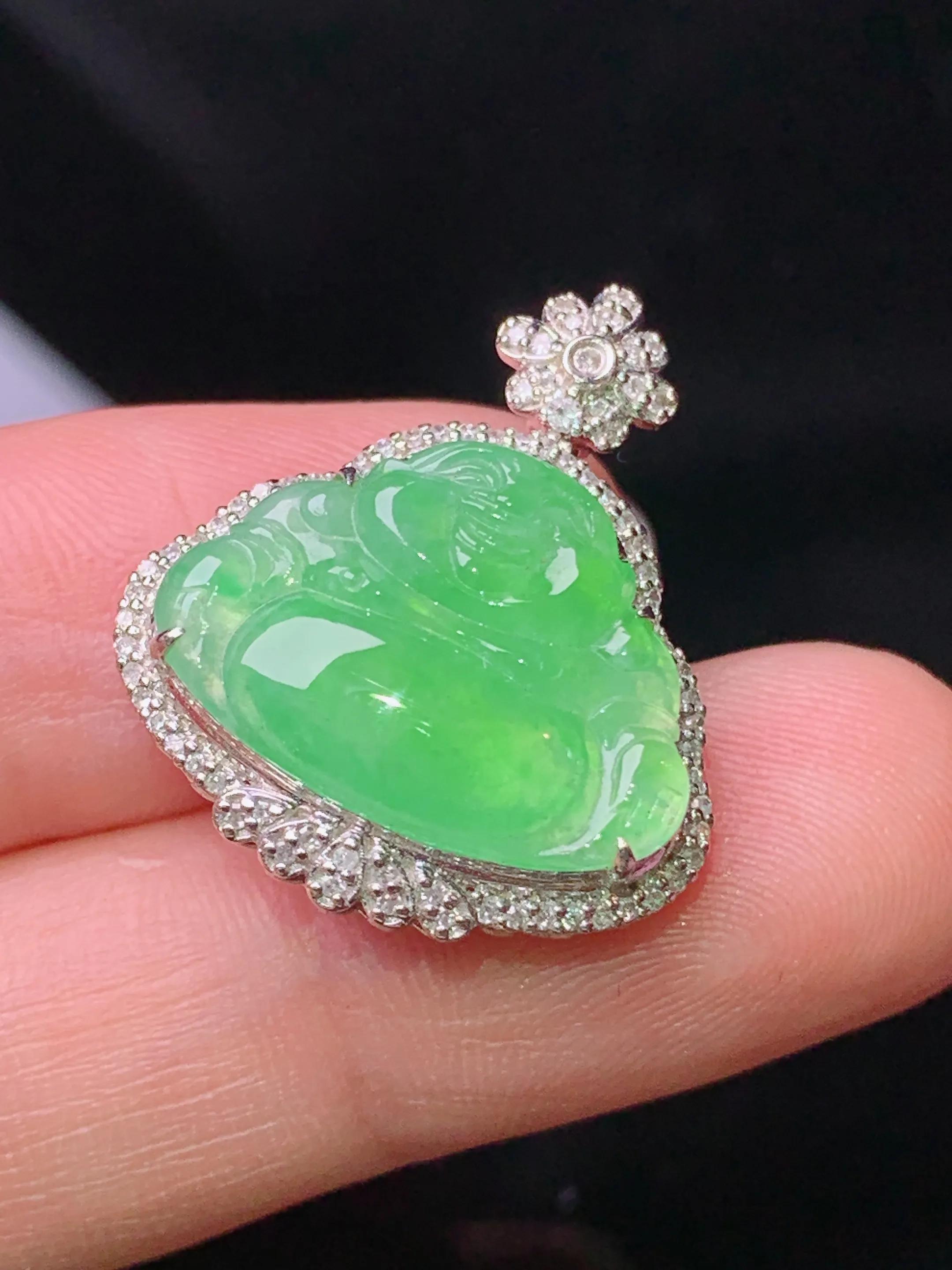 18k金钻镶嵌翠绿佛公吊坠 玉质细腻 色泽清新艳丽 整体尺寸23.8*20.3*7.5