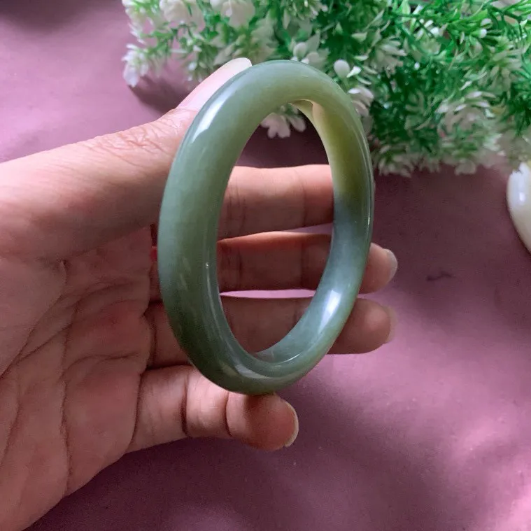 和田玉59圈口深蓝色手镯，玉质特细腻油润，高脂粉，品相超赞，萦绕腕间时，古韵不失时尚，素雅不失品味，