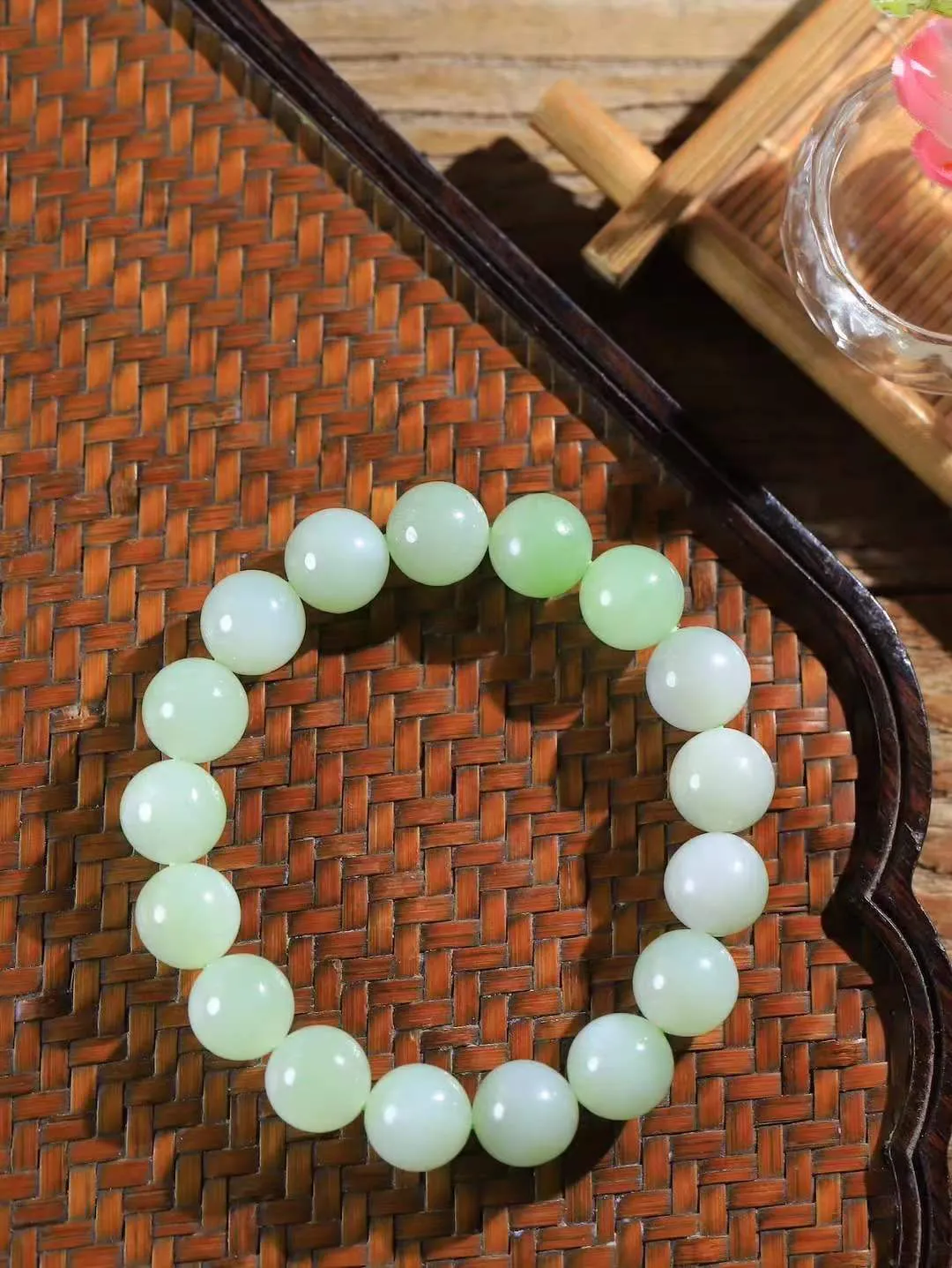 【珠圆玉润.手串】

精品和田玉翠青珠圆玉润手串 玉质温润细腻  整串打磨圆润，佩戴舒适。珠珠落玉盘，间关莺语花底滑，一生美好时光，无论身在何处，都有它相伴相守。事事顺遂，幸福美满，吉祥如意。重41.2克 尺寸取一11.6mm  FD L-79120368