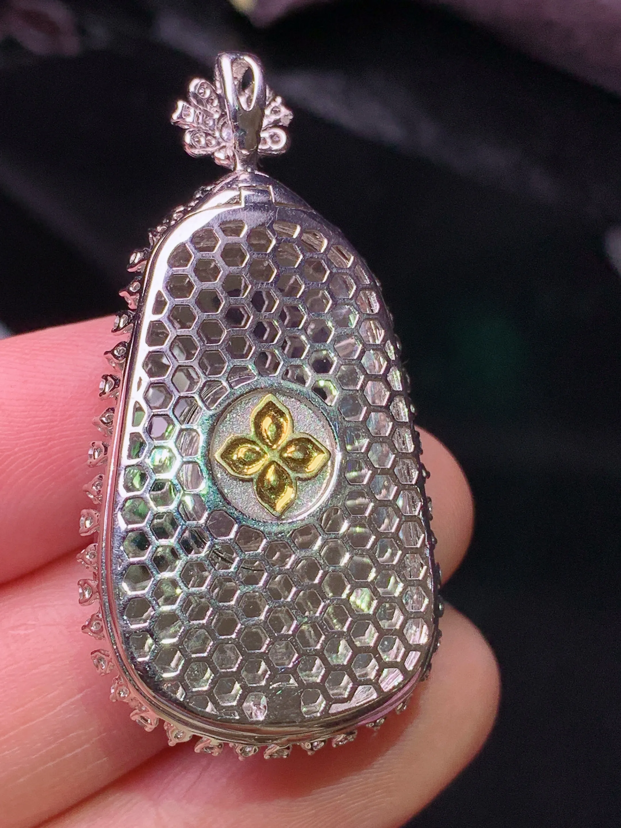 18k金钻镶嵌翠绿如意吊坠 玉质细腻 色泽清新艳丽 整体尺寸42.2*22*8.3