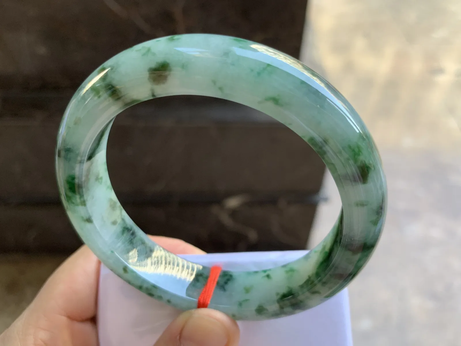 60-14.2-9.5mm
飘花大圈口手镯 底子细腻 花色浓郁 宽版大圈口