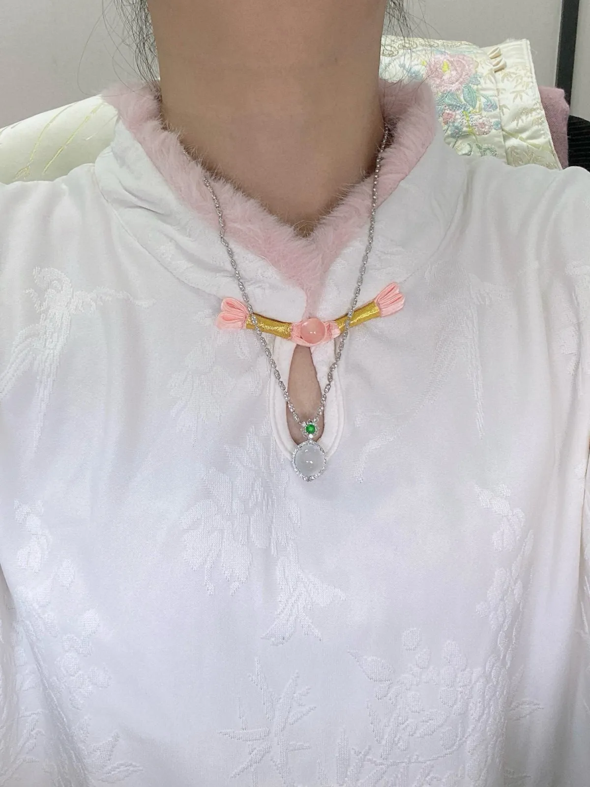 【冰种蛋面吊坠】种地上乘，冰感十足，通透起光，饱满圆润，18k金钻镶嵌，裸石尺寸12.2*11.2*5.8毫米。