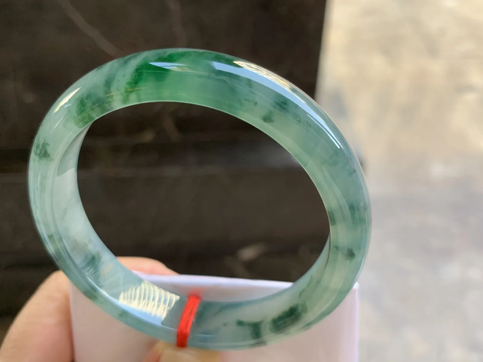 56.5-12.4-7.7mm
冰种飘花手镯 水润光泽 花色漂亮