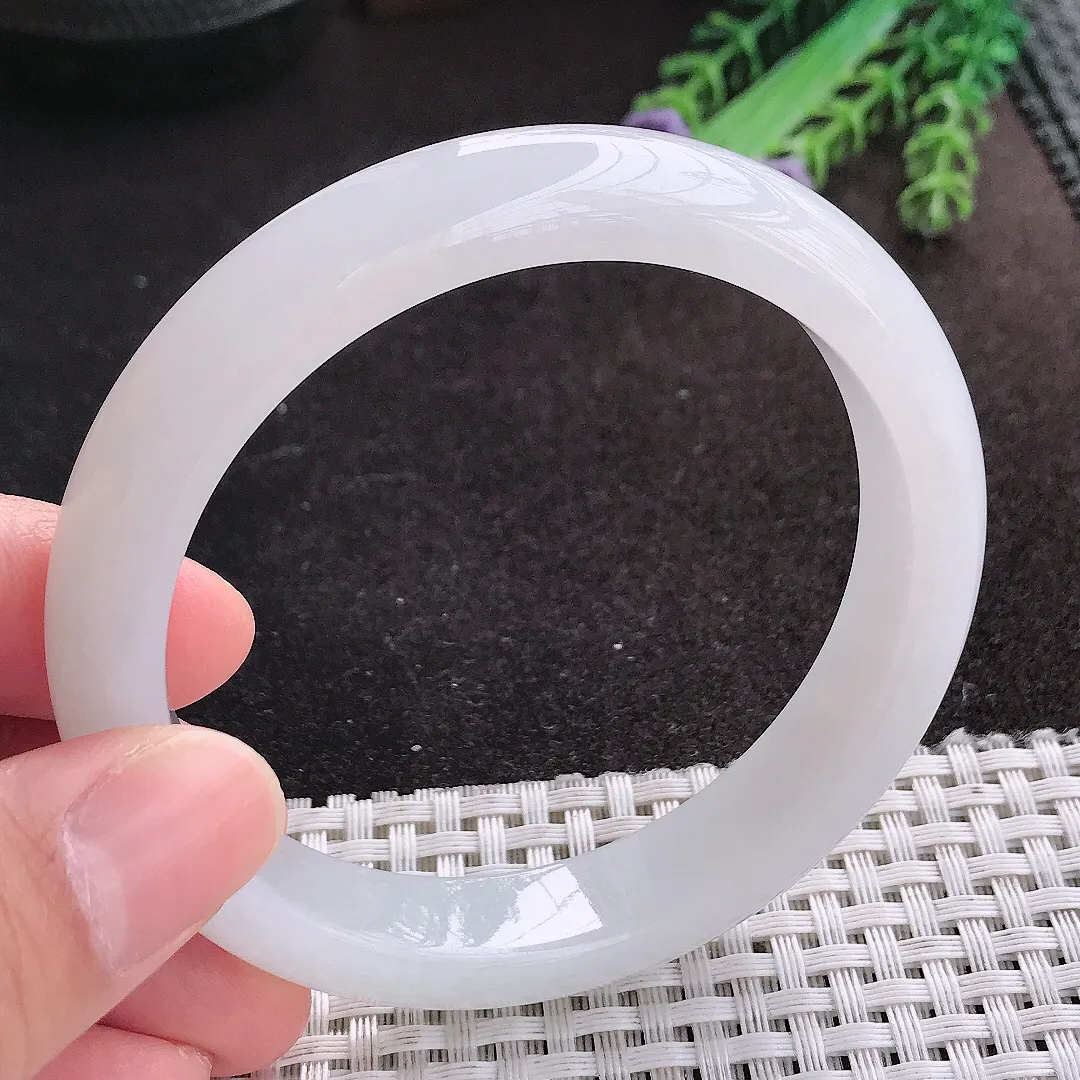 天然A货翡翠59/12/8.4老坑秀气冰润月光白手镯宽边玉镯