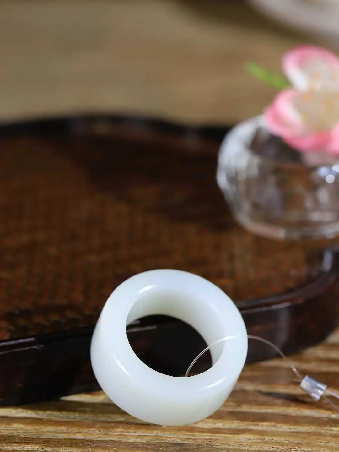 【古韵·扳指】

精品和田玉白玉扳指，玉质温润，油润感十足， 整器古韵生辉。优雅高贵。运筹帷幄于掌中，决胜于千里之外。
重19克 内径圈口21.8-mm  尺寸14-5.7mm  FDT-591102529