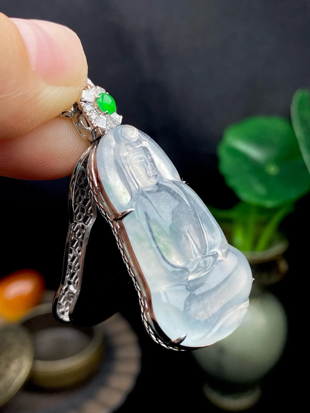 【冰种正装观音】质地细腻，通透度上佳，冰感十足，适合佩戴，收藏品质，18k金钻镶嵌，裸石尺寸32.2