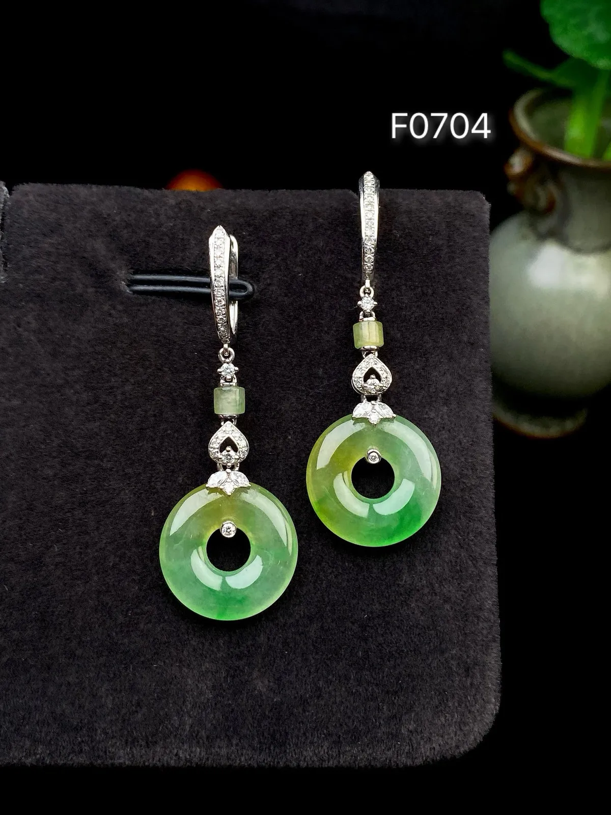 【冰种黄加绿耳坠】甜甜圈，质地细腻，冰感十足，通透闪亮，18k金钻镶嵌，裸石尺寸14.2*2.8毫