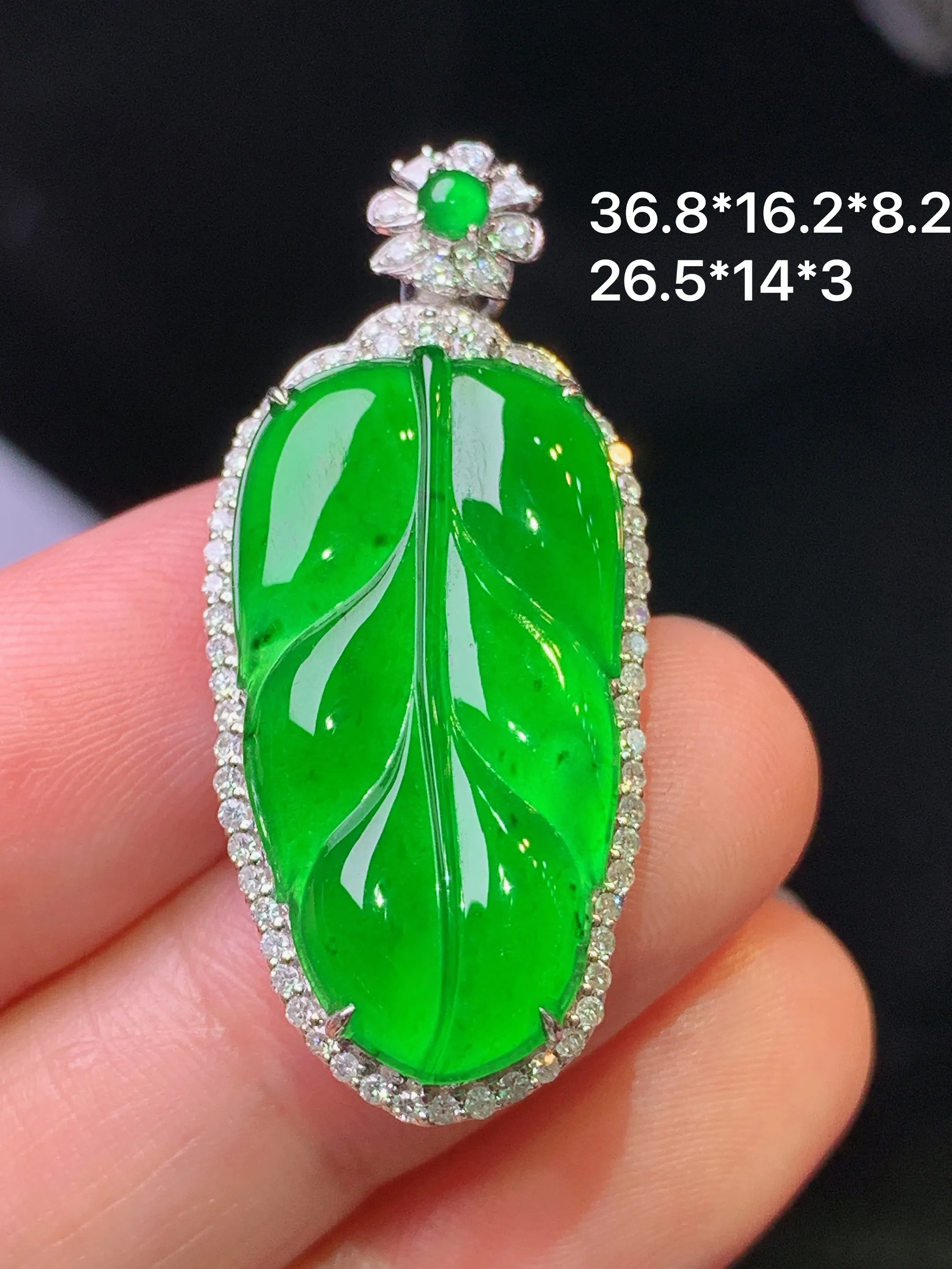 18k金钻镶嵌满绿树叶吊坠 玉质细腻 色泽清新艳丽 整体尺寸36.8*16.2*8.2