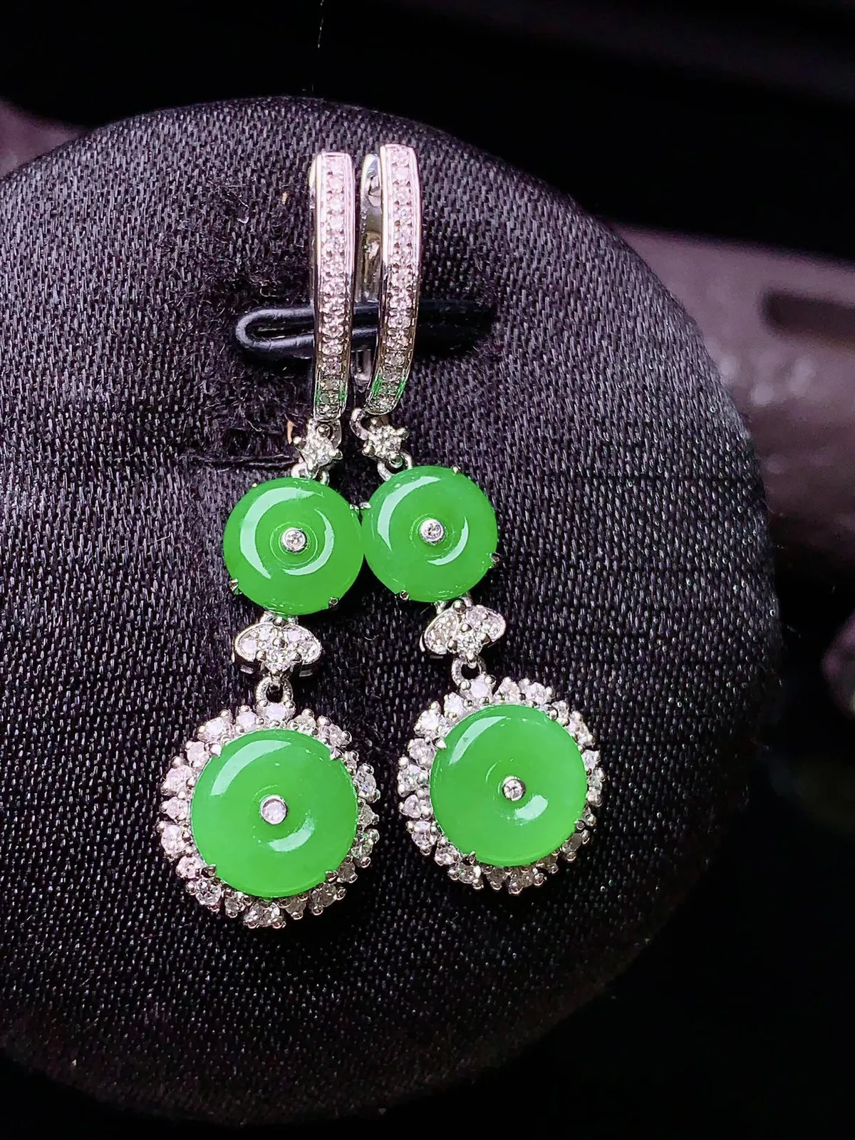 18k金钻镶嵌满绿平安扣耳坠 玉质细腻 色泽艳丽 整体尺寸34.5*10*5.6
