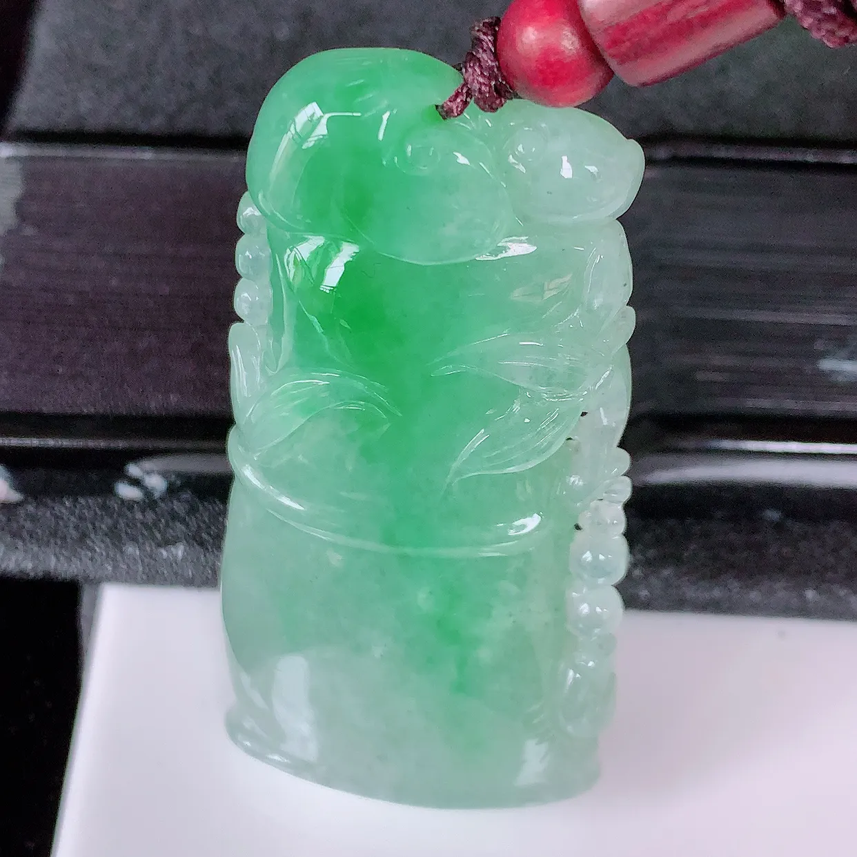 自然光实拍，冰飘绿翡翠竹节吊坠。竹节寓意“节节高，官运亨通，前程似锦，水润莹泽， 清秀高雅，佩戴精美！#46.29