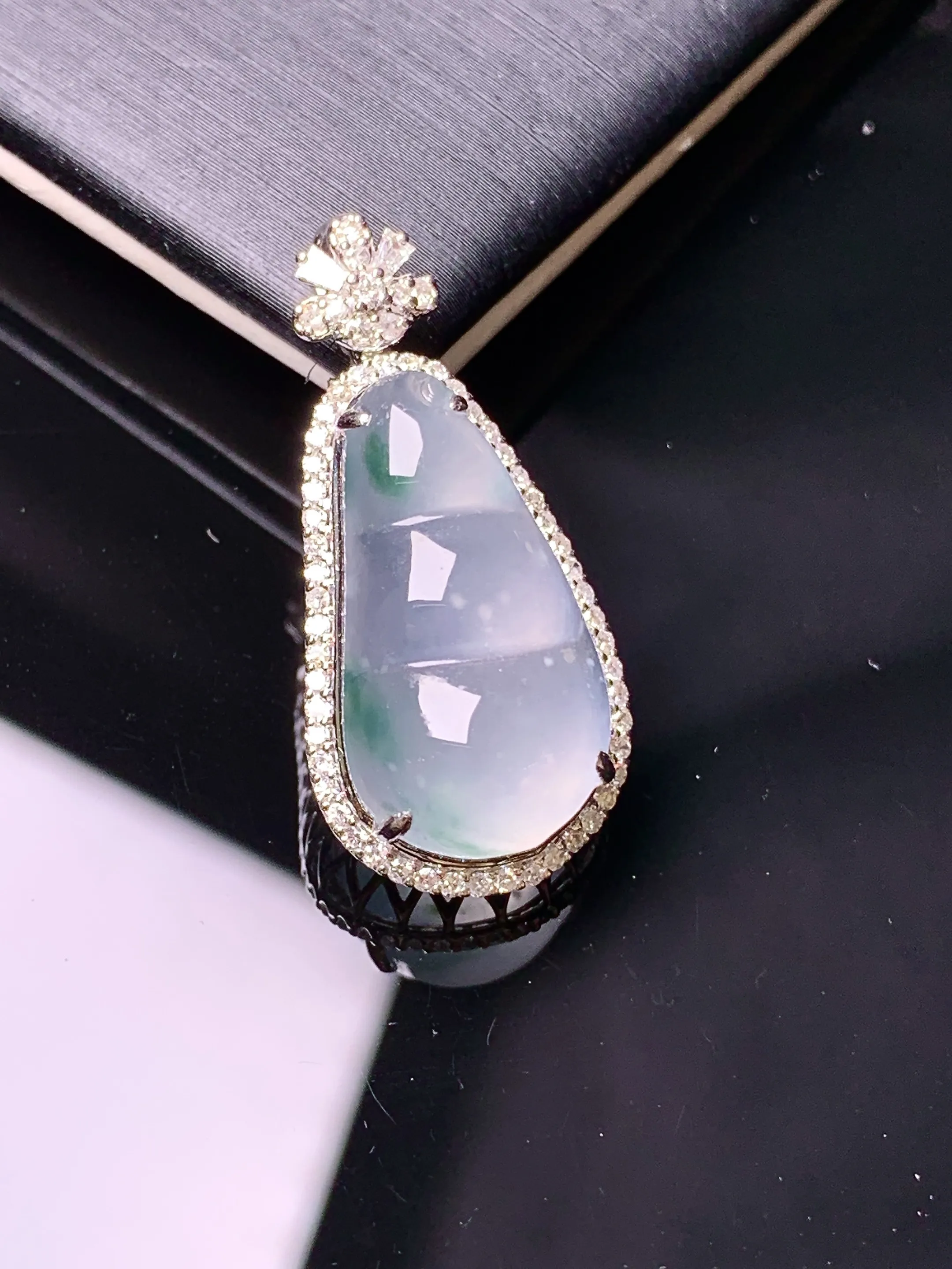 18k金钻镶嵌冰种四季豆吊坠 玉质细腻 色泽清新艳丽 整体尺寸29*13.7*9.3