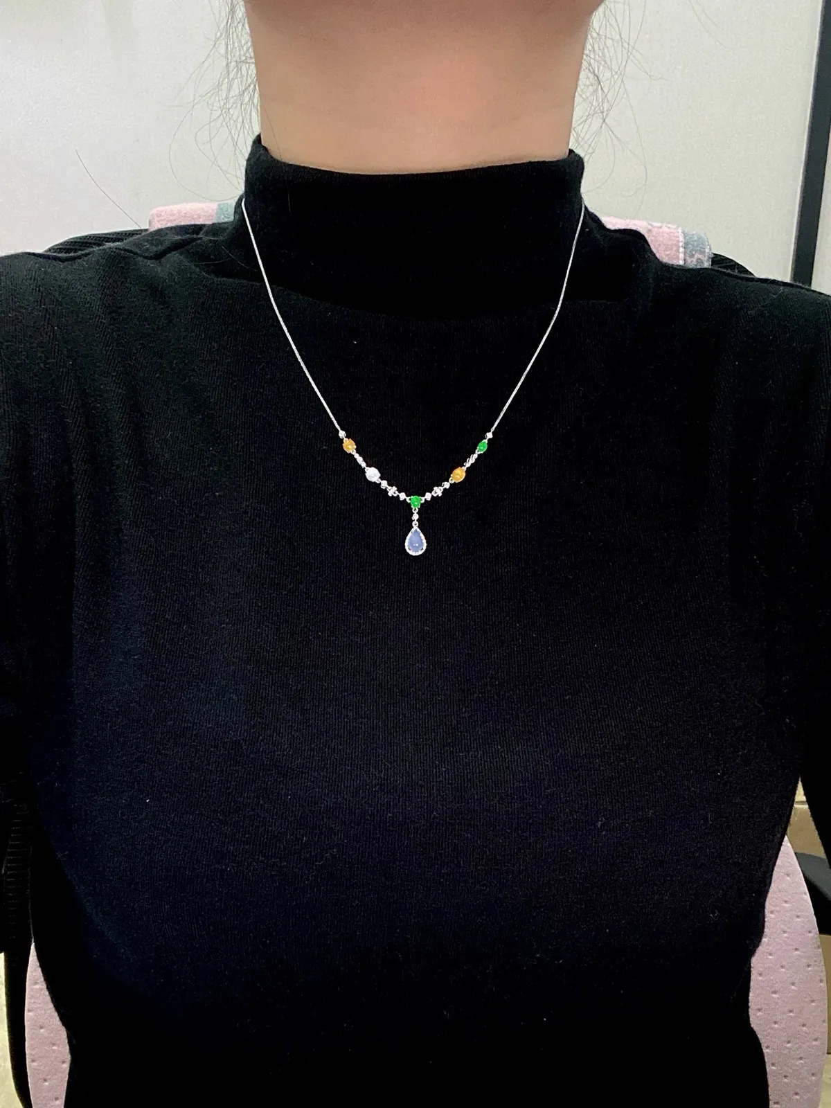 【冰种紫水滴吊坠】质地细腻，冰透纯净，唯美漂亮，珍藏品质，18K金钻镶嵌，裸石尺寸6.5*4.5*2.6毫米，佩戴很漂亮。