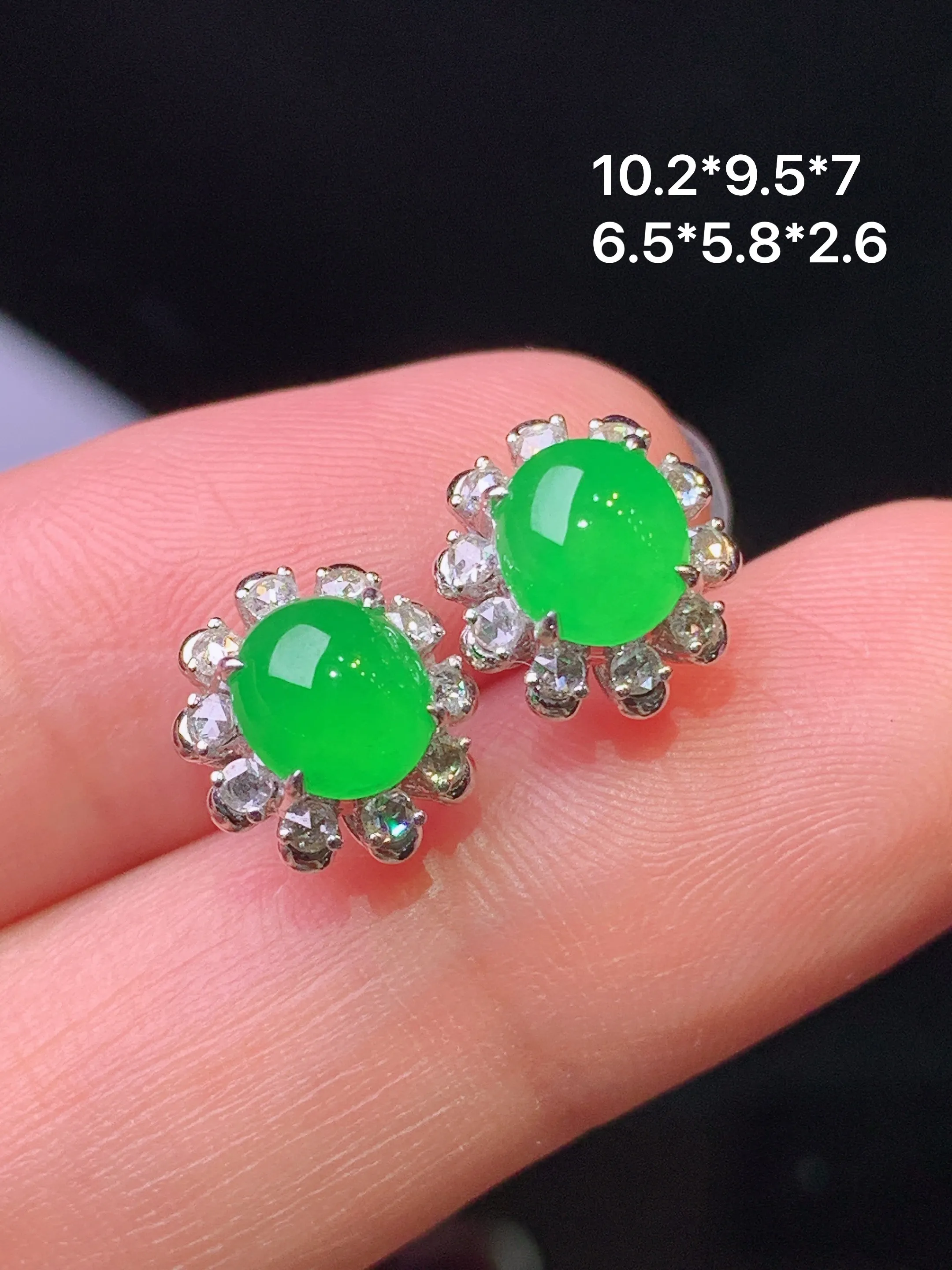 18k金钻镶嵌满绿蛋面耳钉 玉质细腻 色泽清新艳丽 整体尺寸10.2*9.5*7