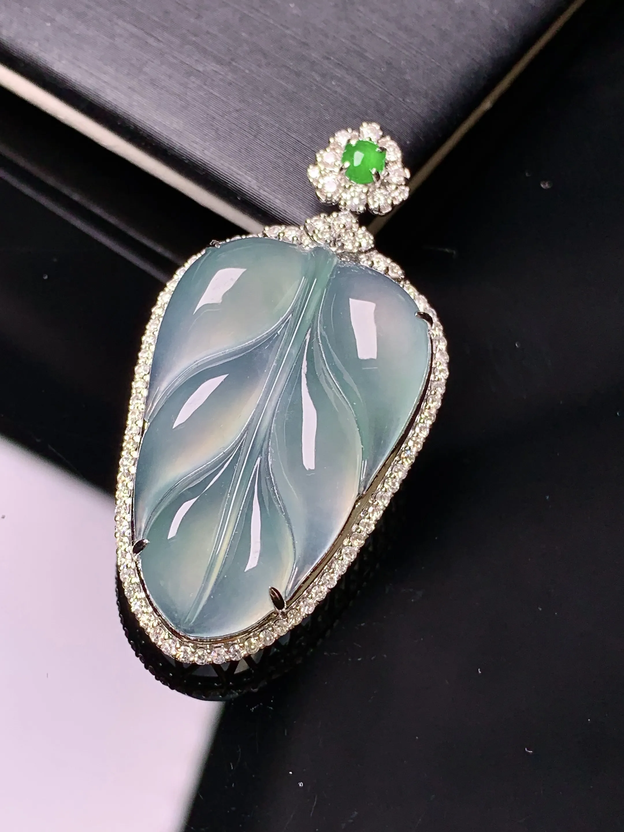 18k金钻镶嵌冰种树叶吊坠 玉质细腻 色泽清新艳丽 整体尺寸40.8*21.2*8.5