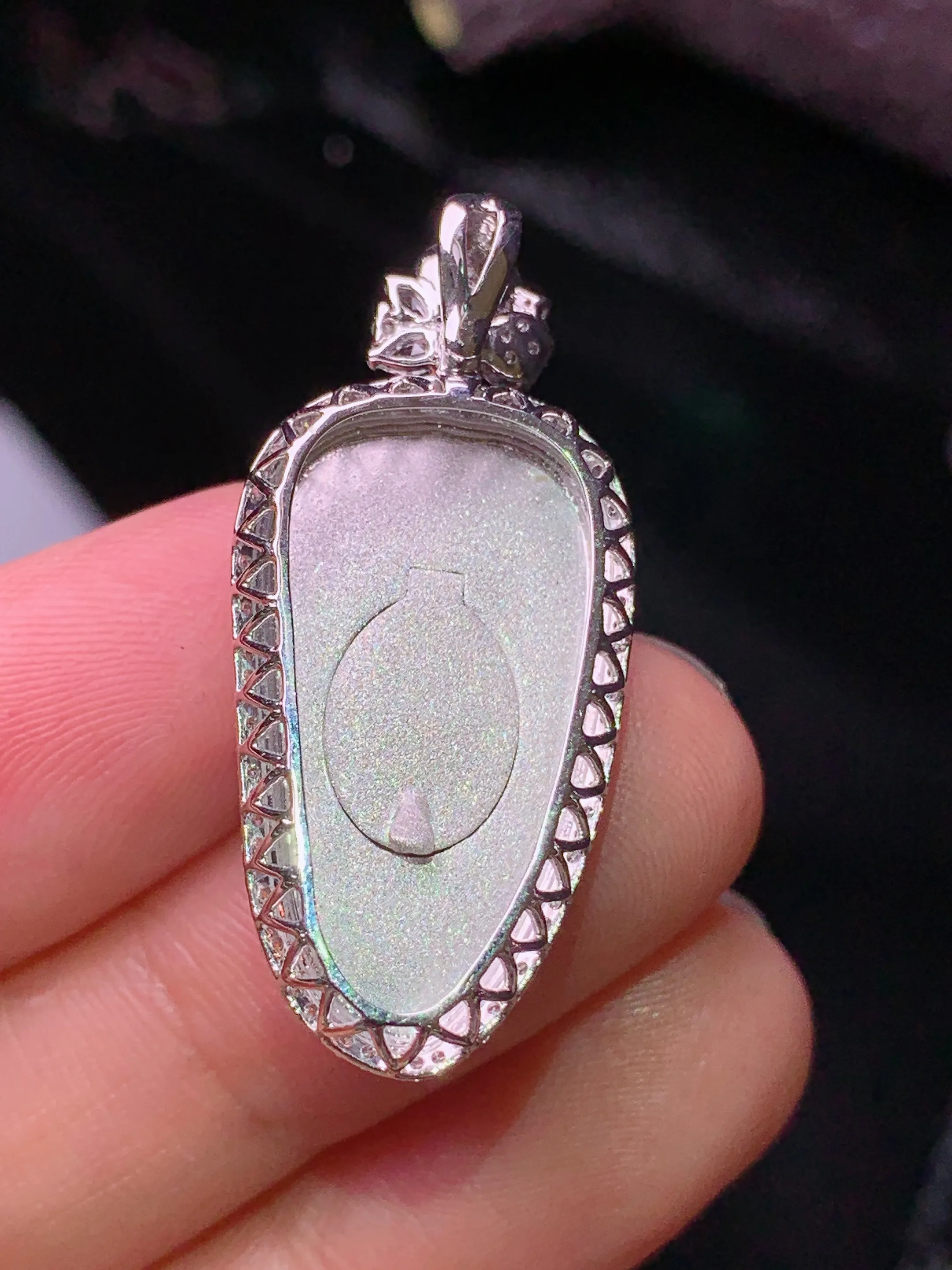 18k金钻镶嵌飘绿树叶吊坠 玉质细腻 色泽清新艳丽 整体尺寸33.2*15.2*8.7