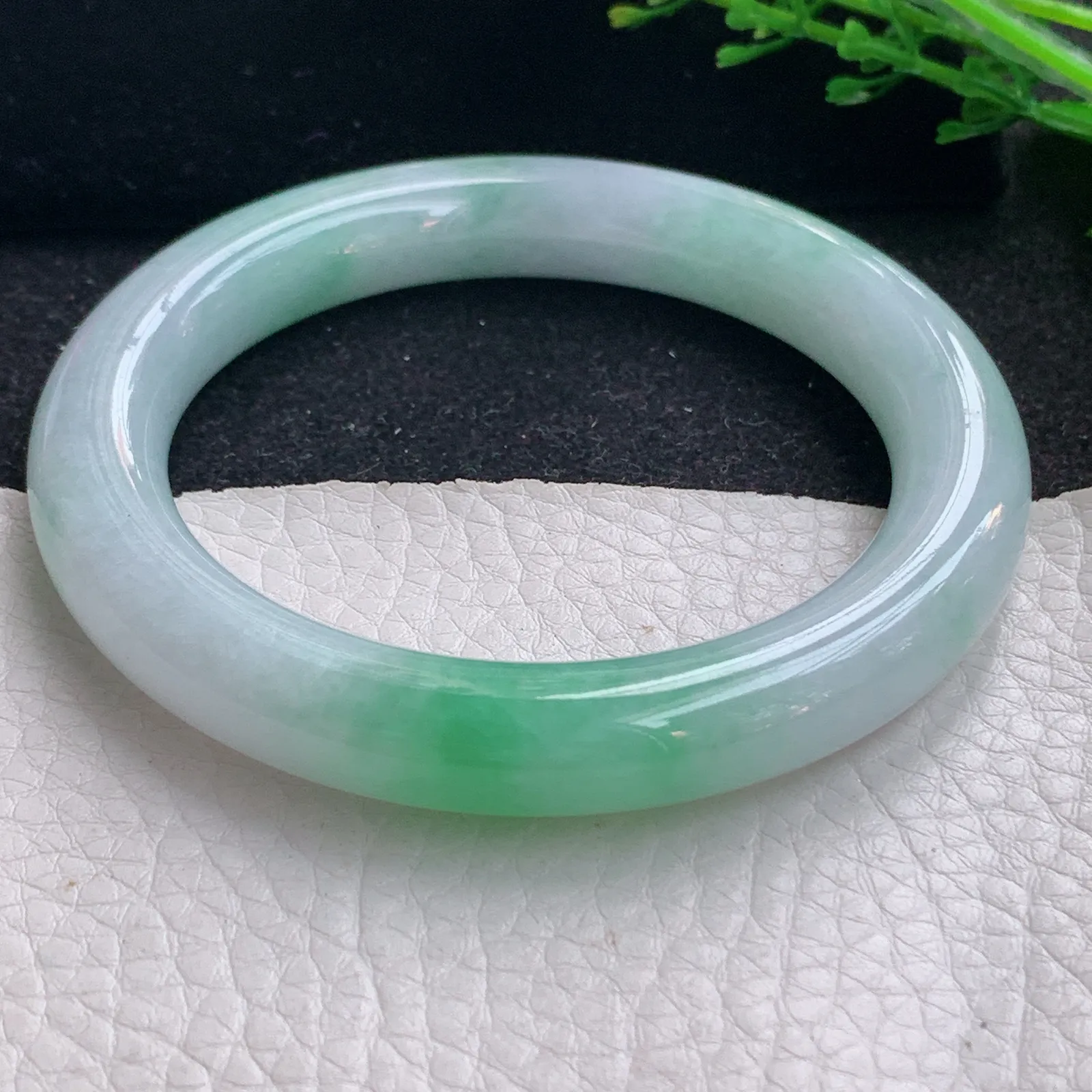 js自然光57*10.5美人镯 缅甸翡翠a货玉手镯飘绿圆条玉手环 叮当镯