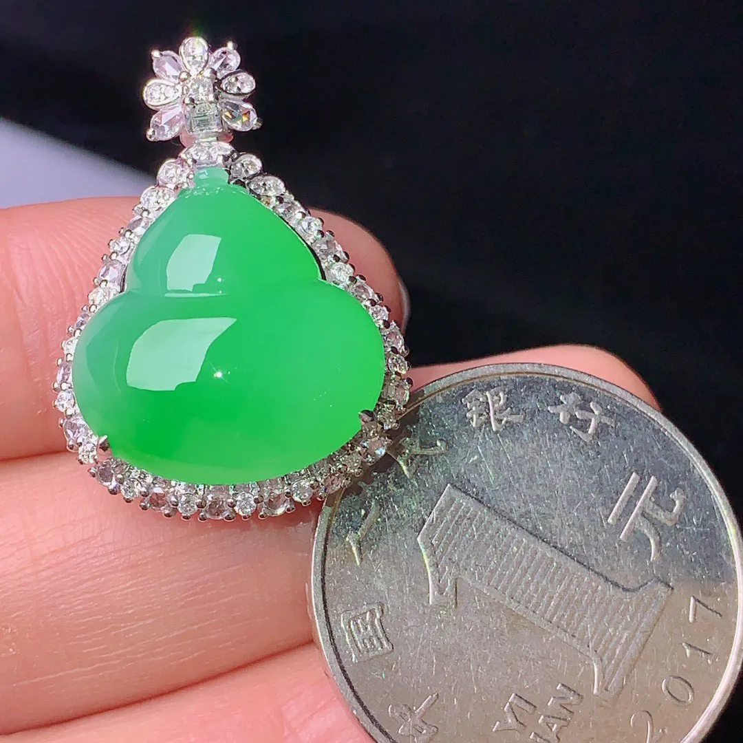 18k金钻镶嵌翠绿葫芦吊坠 玉质细腻 色泽艳丽   整体尺寸27*19.2*13.6