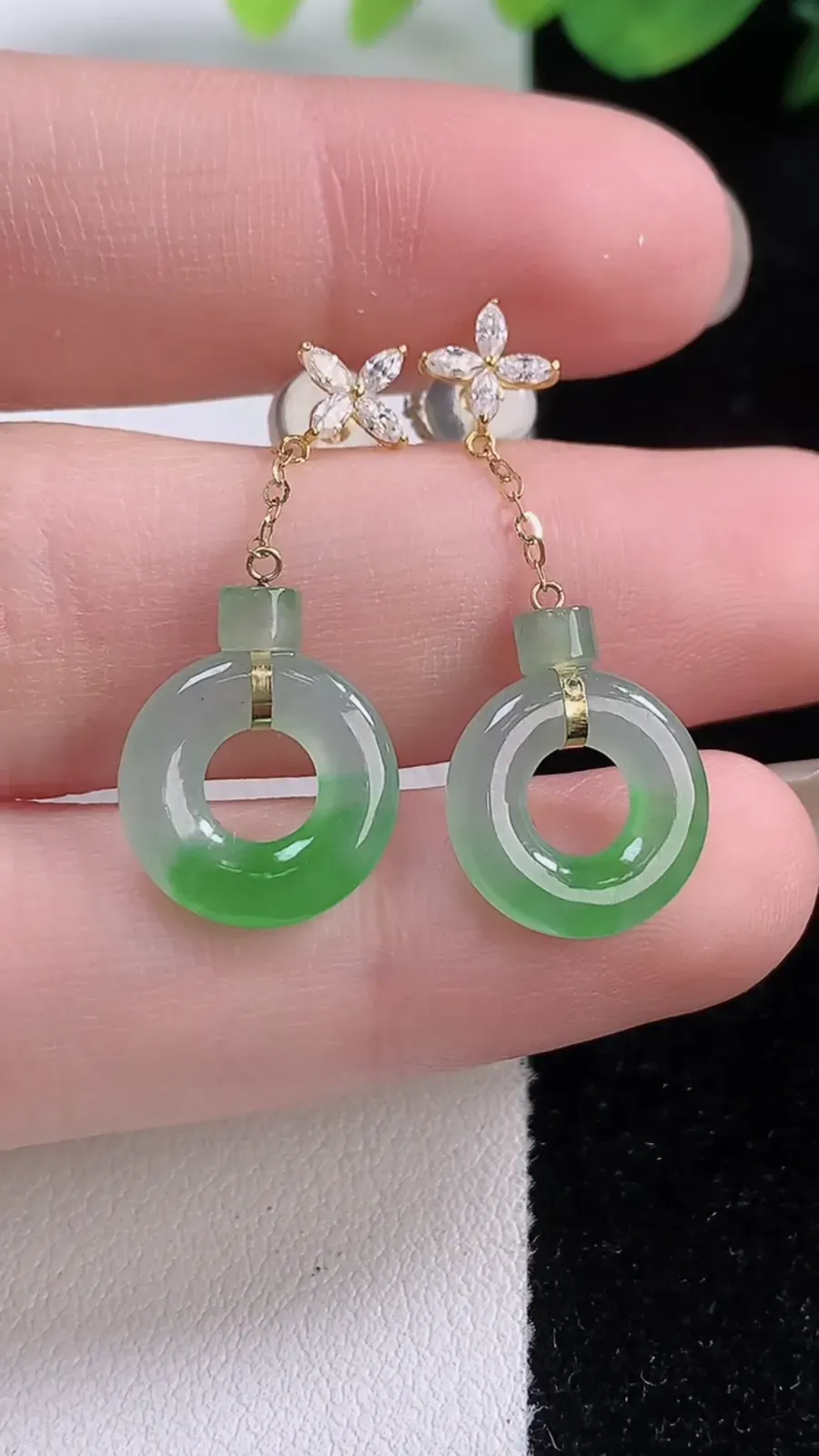 翡翠a货18K金冰种飘绿平安环耳坠，尺寸12.3-2.5，重量:2.82g