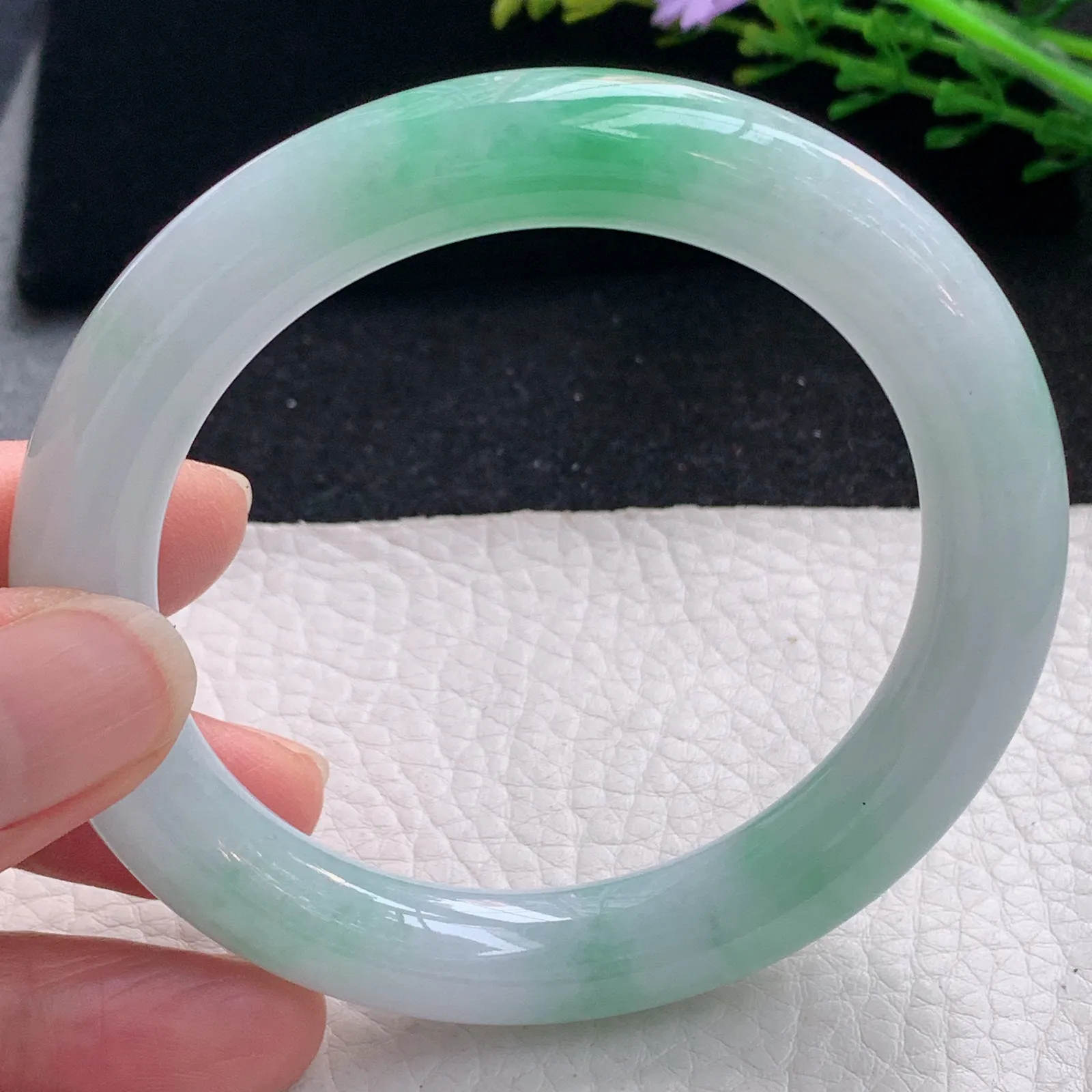 js自然光57*10.5美人镯 缅甸翡翠a货玉手镯飘绿圆条玉手环 叮当镯