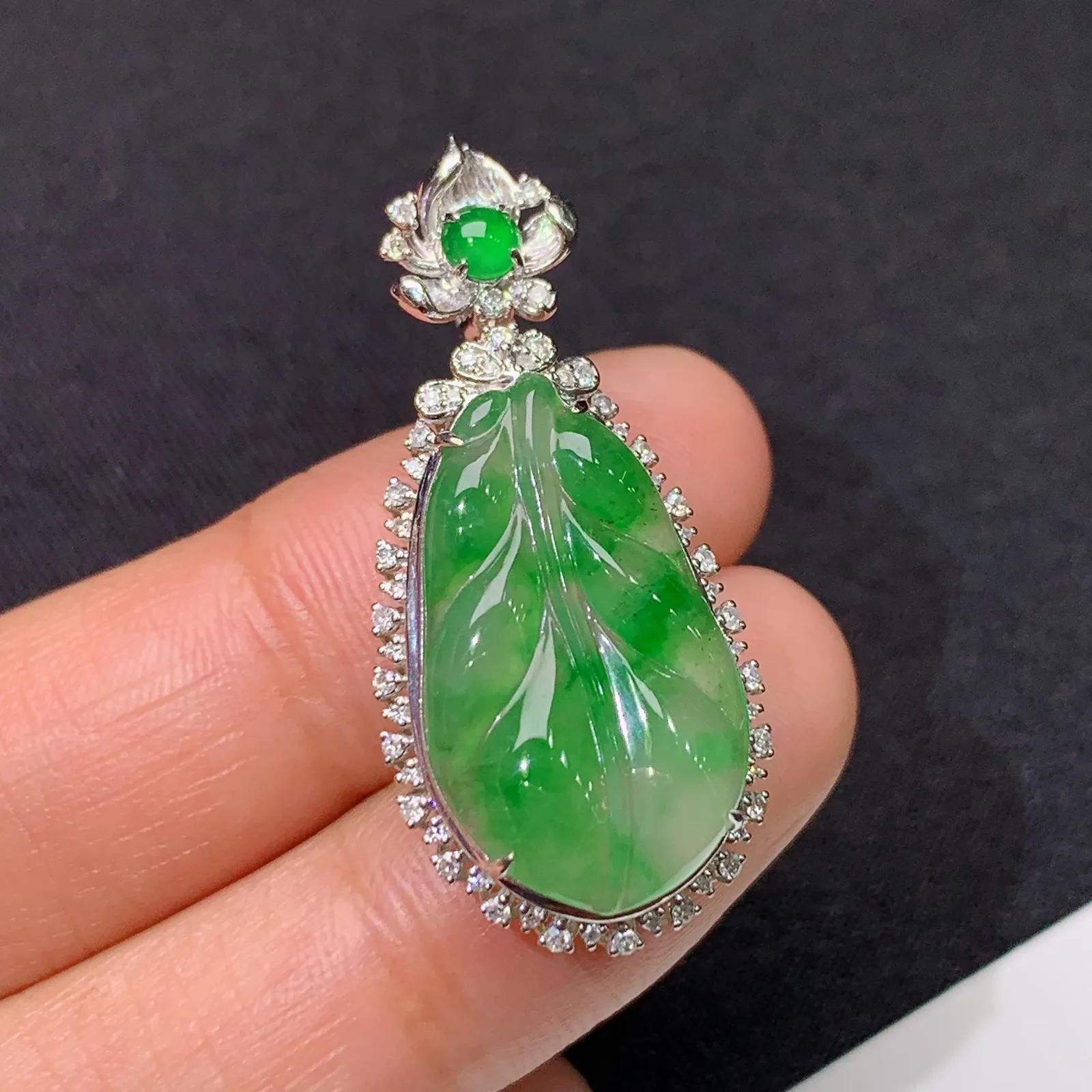 冰飘绿树叶吊坠，18k金镶嵌，冰润色阳，玉质细腻，种水足 尺寸33.7*15.5*8.5