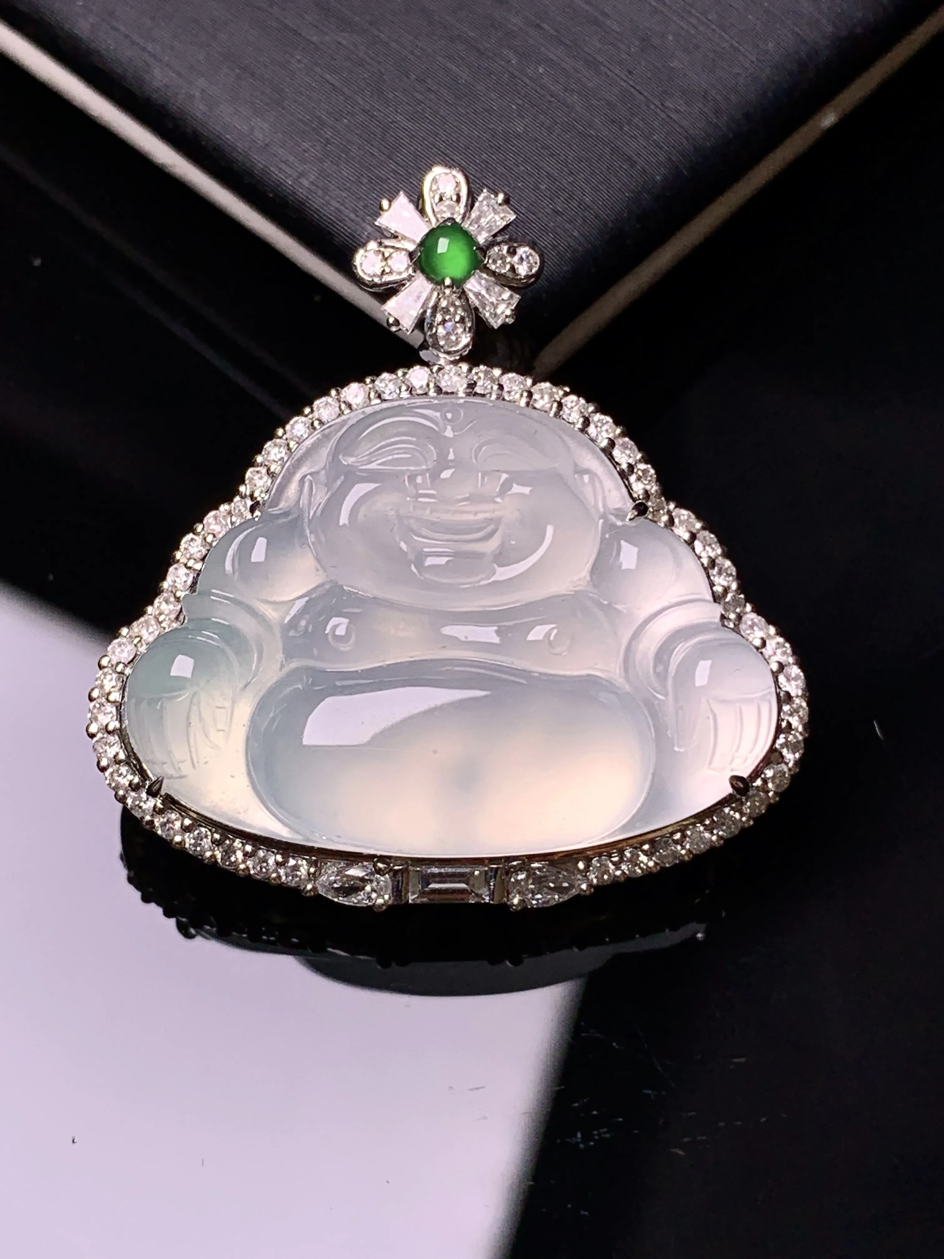 18k金钻镶嵌冰种佛公吊坠 玉质细腻 色泽清新艳丽 整体尺寸30*28.8*8.6