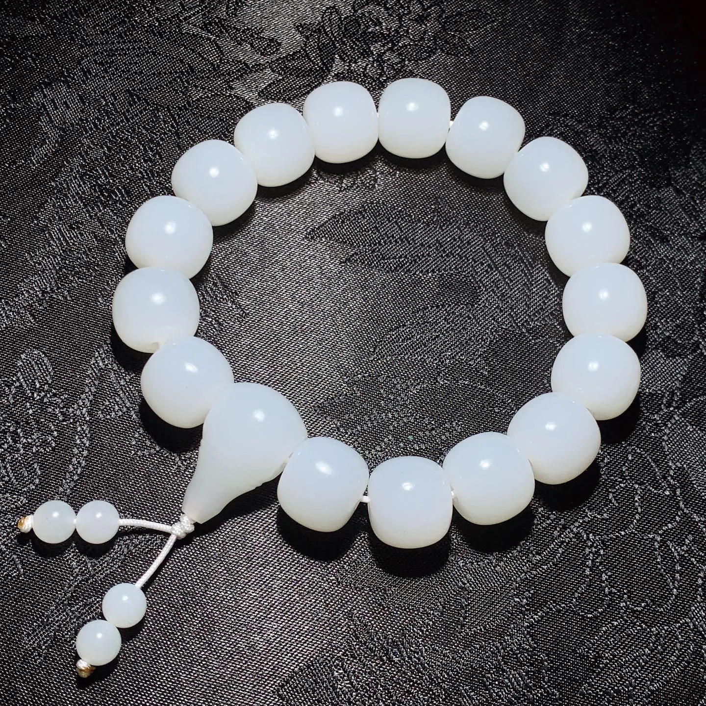 新疆和田玉羊脂白玉老型珠手串。单颗尺寸12/13重65克 玉质细腻油润 底色纯净 脂粉好，品质好。lt251014