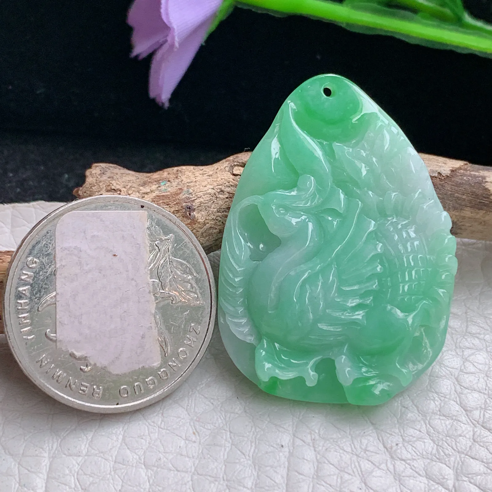 ws实拍39*27.8*7缅甸翡翠精雕孔雀开屏 好运连绵玉吊坠 玉挂件