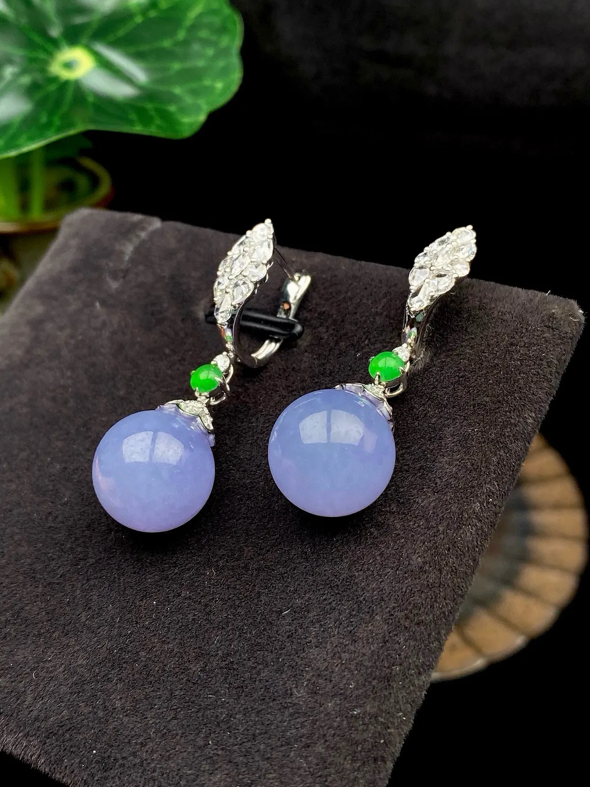 【冰种紫珠耳坠】质地细腻，色泽鲜亮，光泽度不错，18k金钻镶嵌，直径11.8毫米