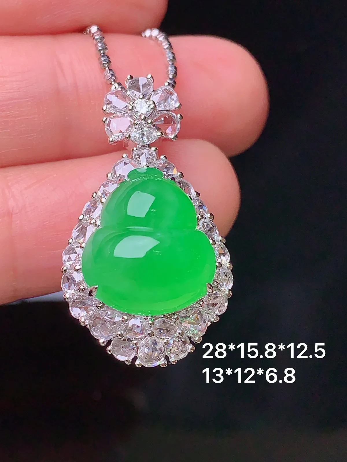 18k金钻镶嵌翠绿葫芦吊坠 玉质细腻 色泽清新艳丽 整体尺寸28*15.8*12.5