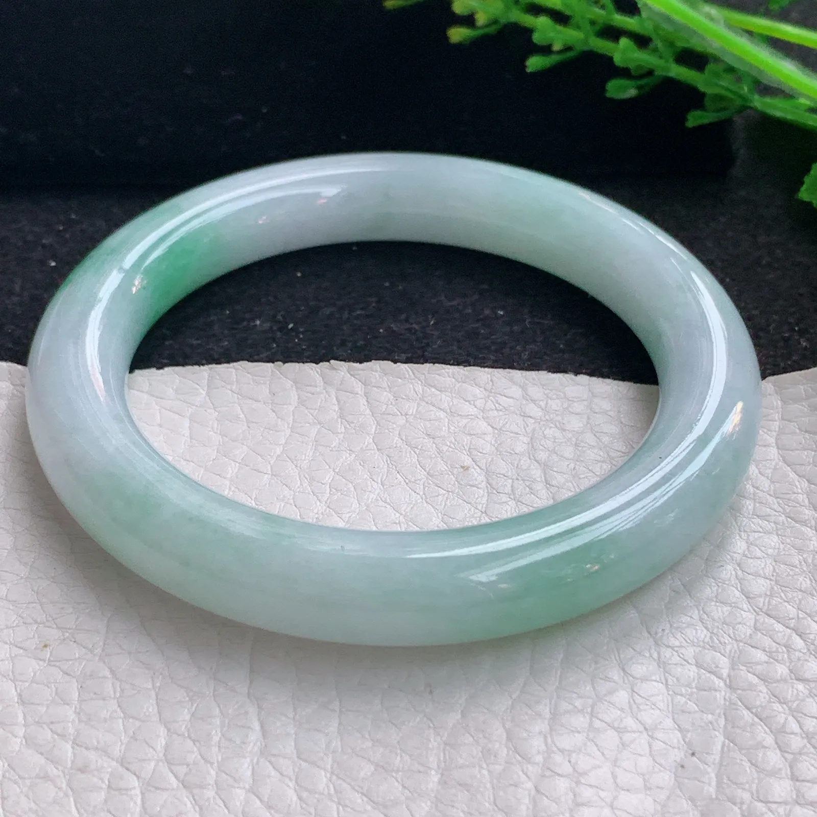 js自然光57*10.5美人镯 缅甸翡翠a货玉手镯飘绿圆条玉手环 叮当镯