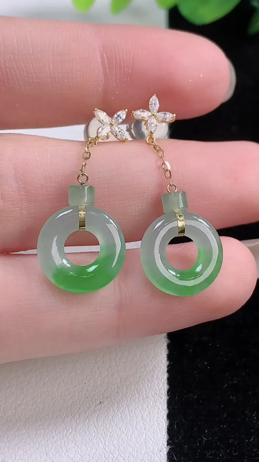 翡翠a货18K金冰种飘绿平安环耳坠，尺寸12.3-2.5，重量:2.82g