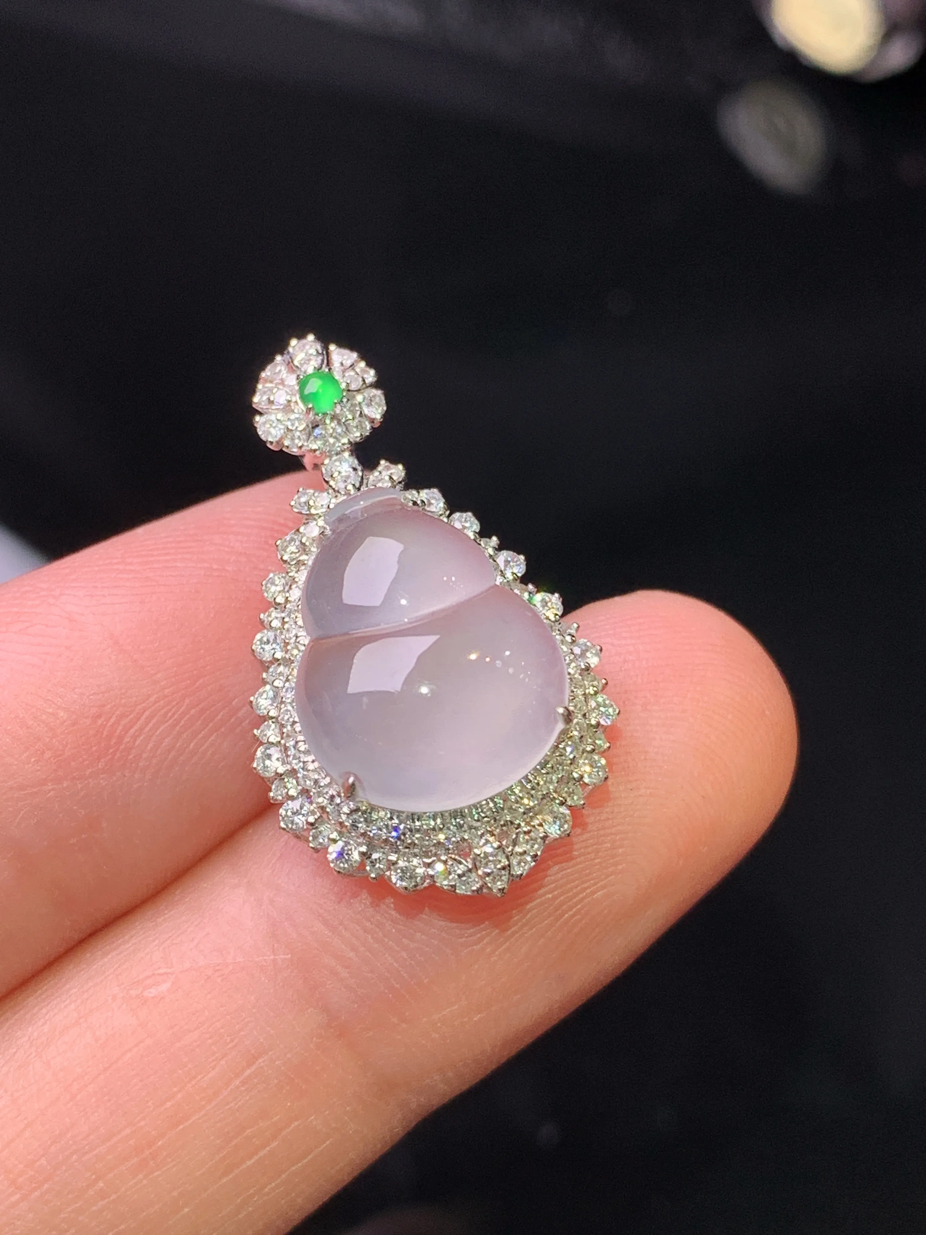 18k金钻镶嵌冰种葫芦吊坠 玉质细腻 色泽清新艳丽 整体尺寸25.5*15*9.2