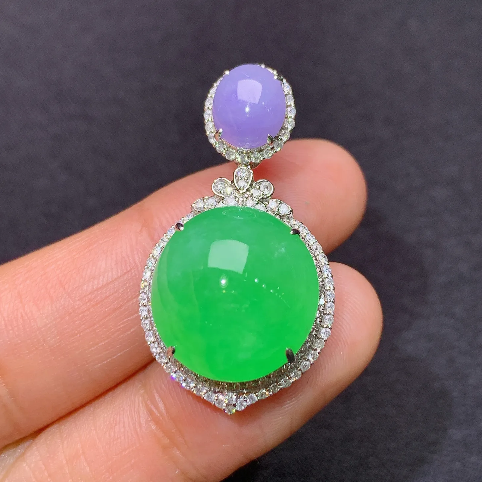 冰阳绿蛋面吊坠，18k金镶嵌，色泽鲜阳，冰润细腻，种水足，Rh 尺寸32.7*17.7*12.1