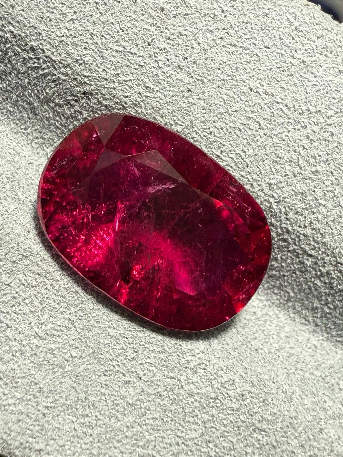 【高端珠宝】天然极美卢比来碧玺裸石
重量: 5.395ct  规格: 13.6*9.5*5.9毫米
精湛切工，满身火彩
台面大，实物更美，可以代镶嵌设计。