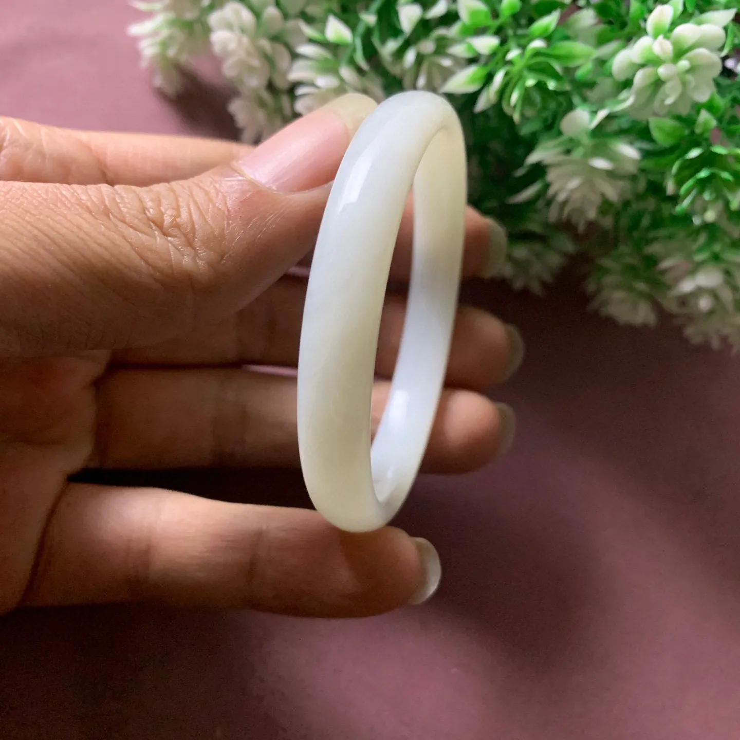 和田玉50.5圈口羊脂白手镯，玉质细腻油润 底色纯净脂粉好，品质好