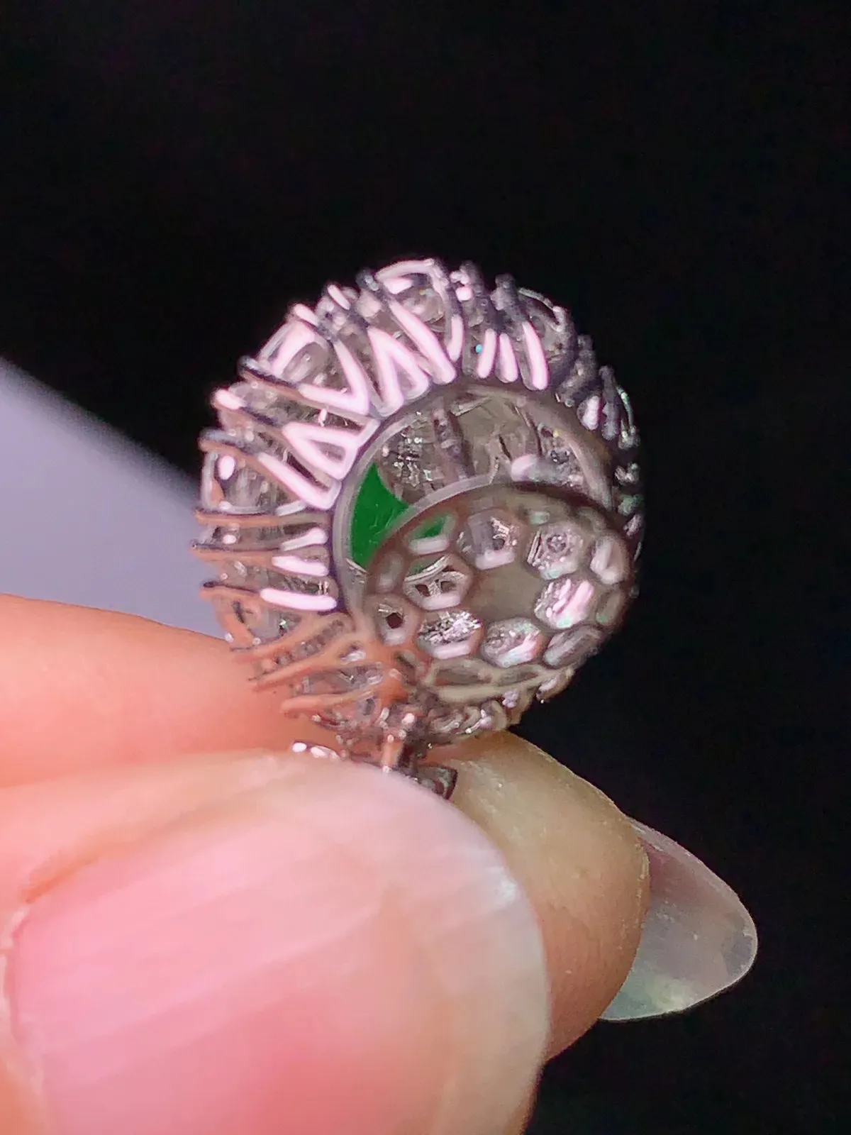 18k金钻镶嵌满绿蛋面吊坠 玉质细腻 色泽艳丽 整体尺寸21.7*14.6*11.8