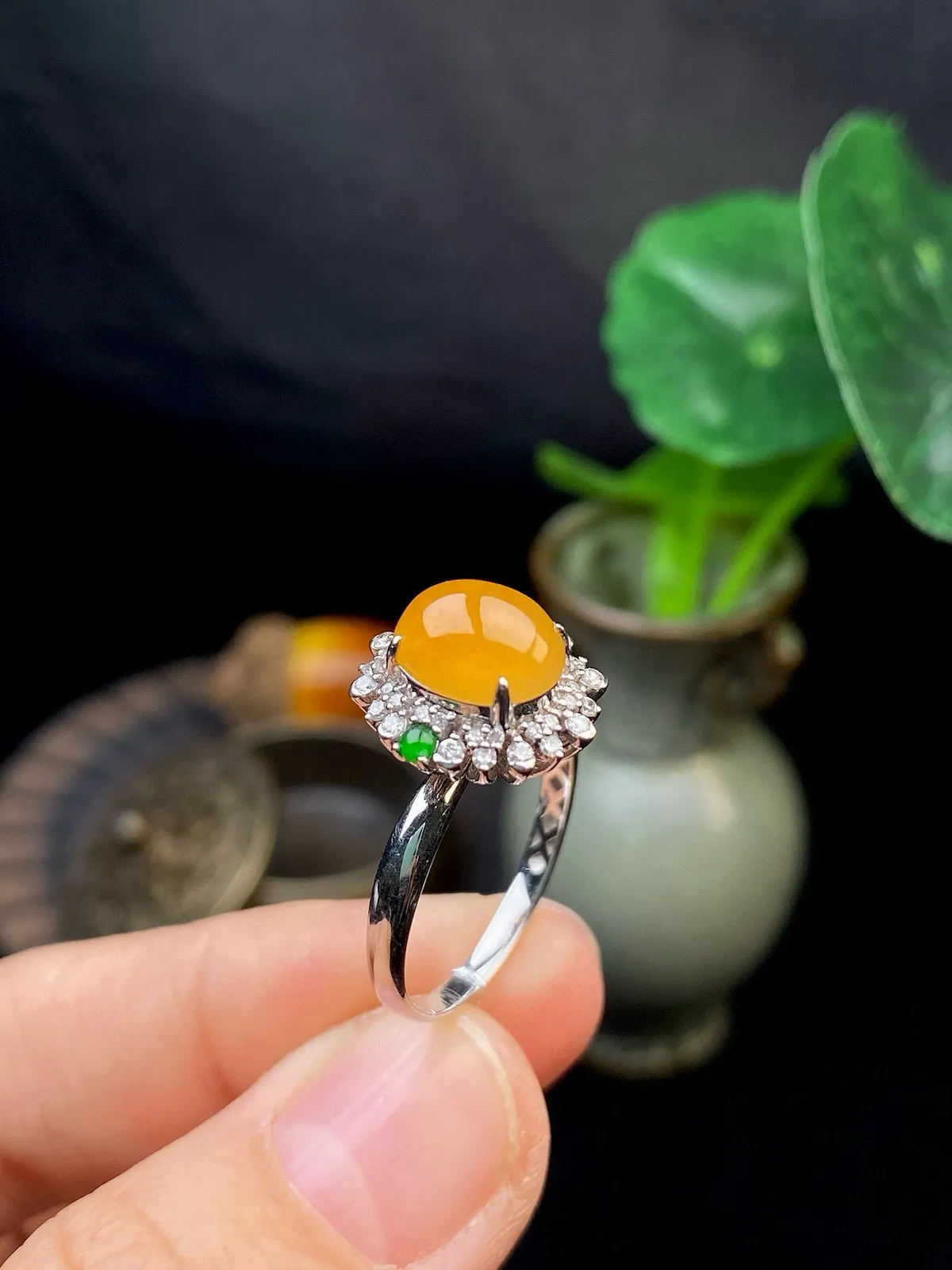 【冰种黄蛋戒指】种水上乘，晶莹剔透，纯净通透，18k金钻精美镶嵌，裸石尺寸8.9*7.5*3.6毫米