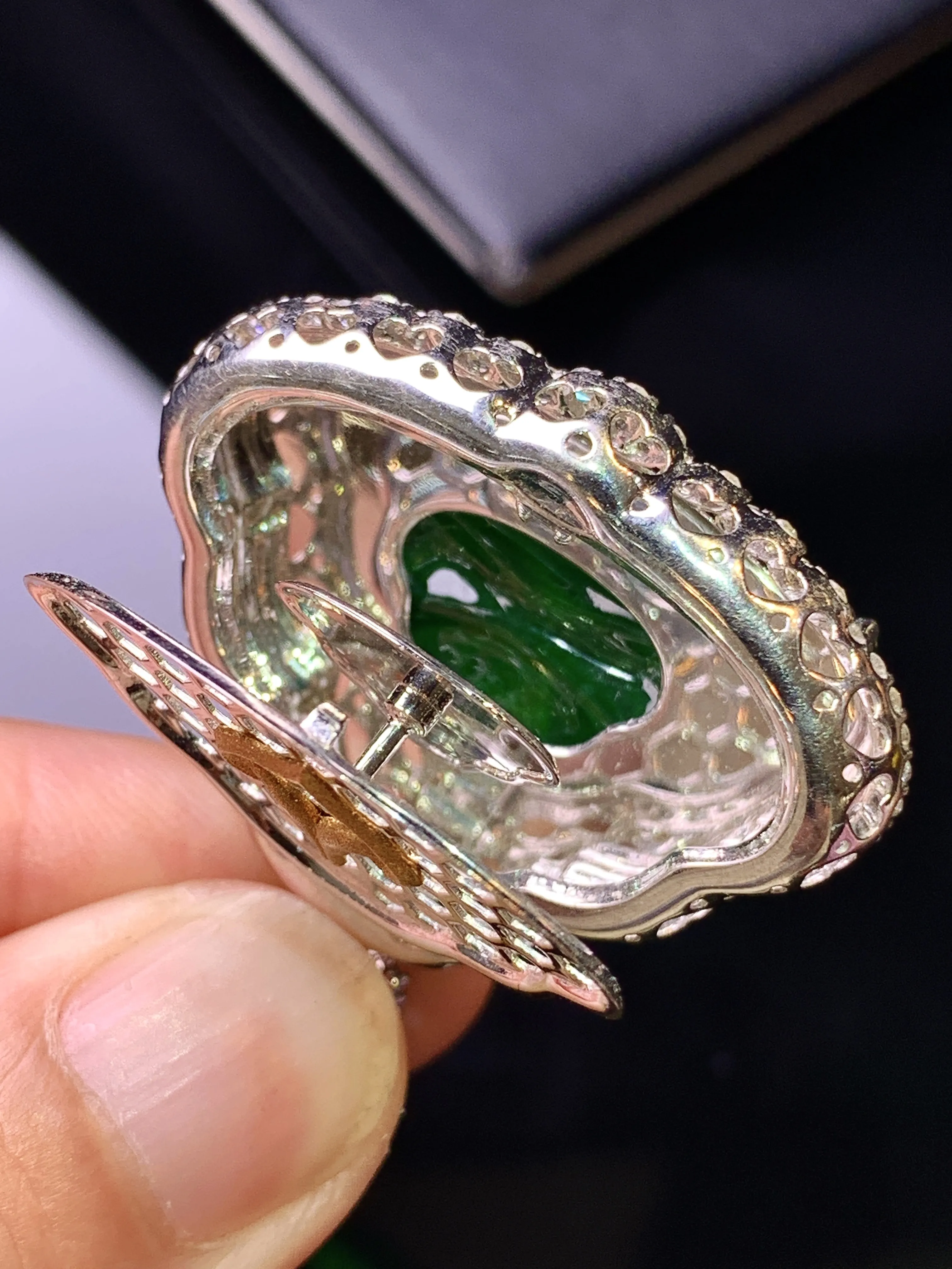 18k金钻镶嵌满绿佛公吊坠 玉质细腻 色泽清新艳丽 整体尺寸33*33*10.2