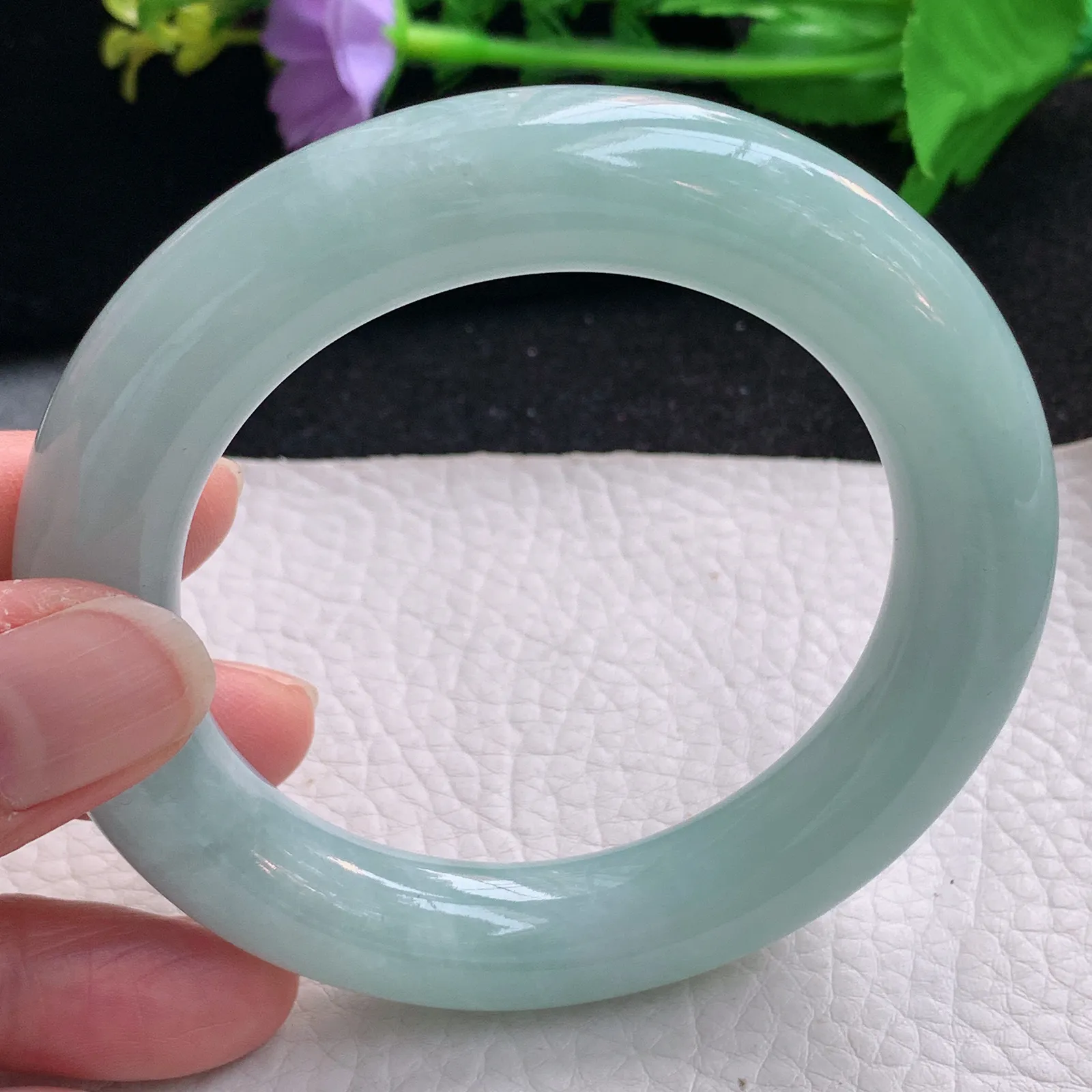 js自然光56.5*12*12.5胖圆镯 缅甸翡翠a货玉手镯浅绿圆条玉手环