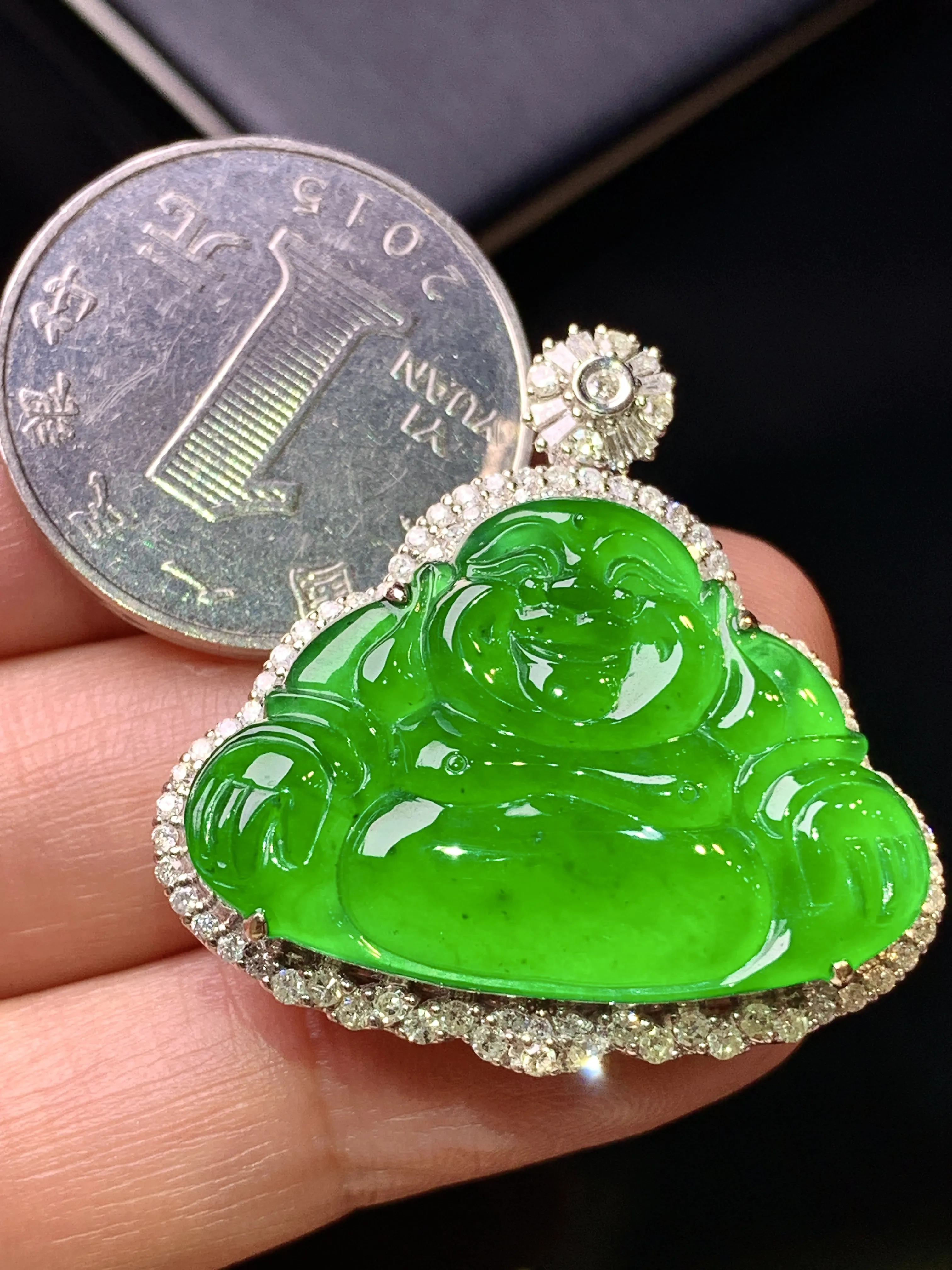 18k金钻镶嵌满绿佛公吊坠 玉质细腻 色泽清新艳丽 整体尺寸33*33*10.2