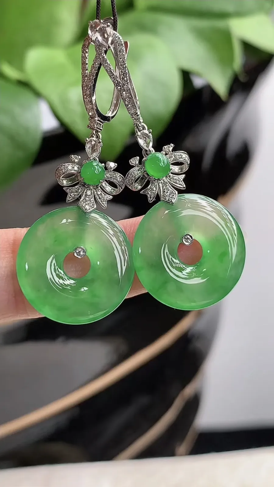 a货翡翠老坑高冰种18K金伴钻镶嵌满绿平安环耳坠 尺寸16.8×3.2mm 重量6.44g 1205