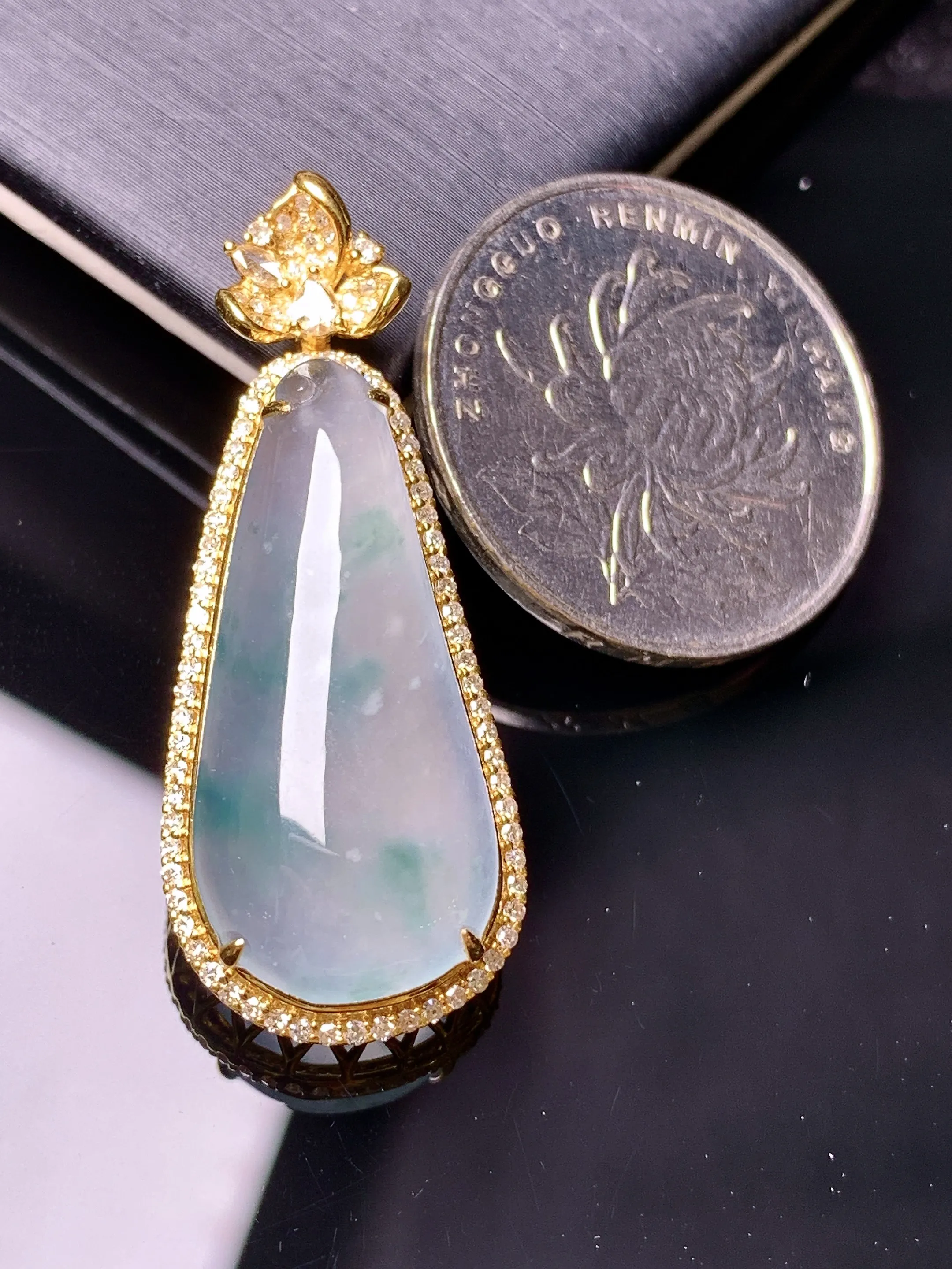 18k金钻镶嵌冰种飘绿福瓜吊坠 玉质细腻 色泽清新艳丽 整体尺寸38.5*15.6*10