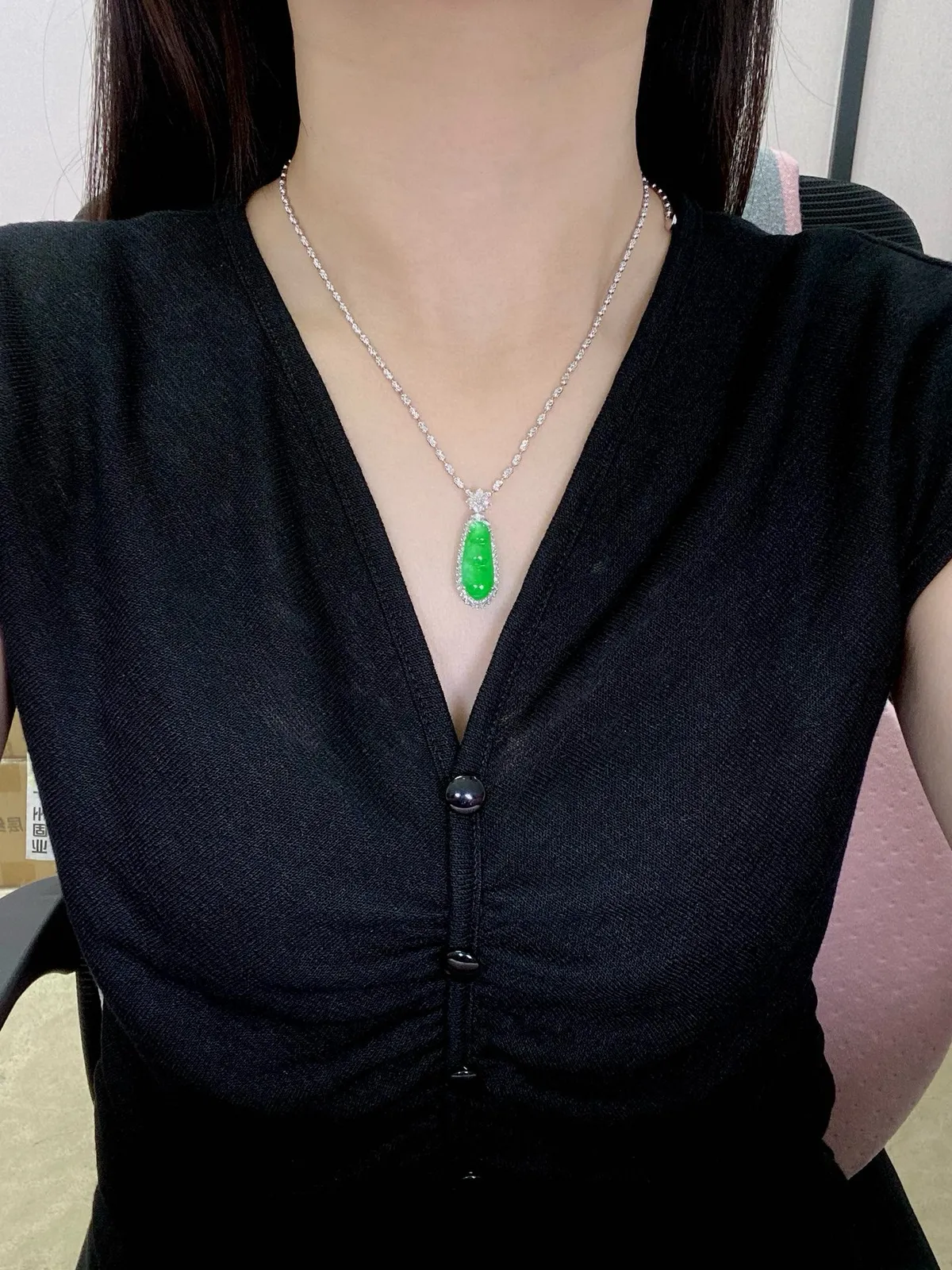 【冰种满绿福豆吊坠】精品，种地上乘，冰感十足，通透起光，饱满圆润，18k金钻镶嵌，裸石尺寸21.4*8.7*2.9毫米。