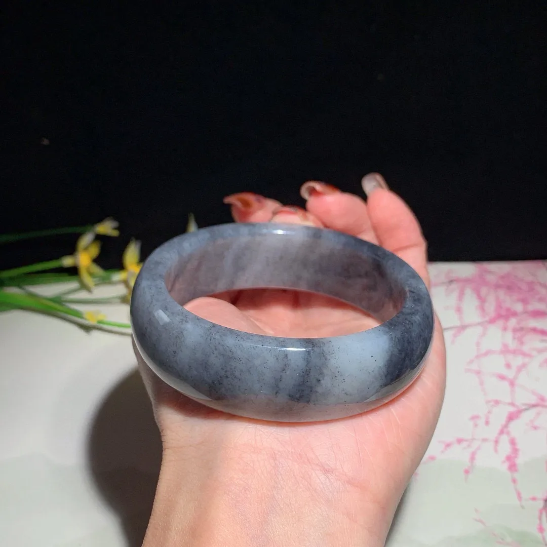 和田玉58.5圈口青花手镯，玉质细腻油润 底色纯净 无裂无杂 脂粉好，品质好！